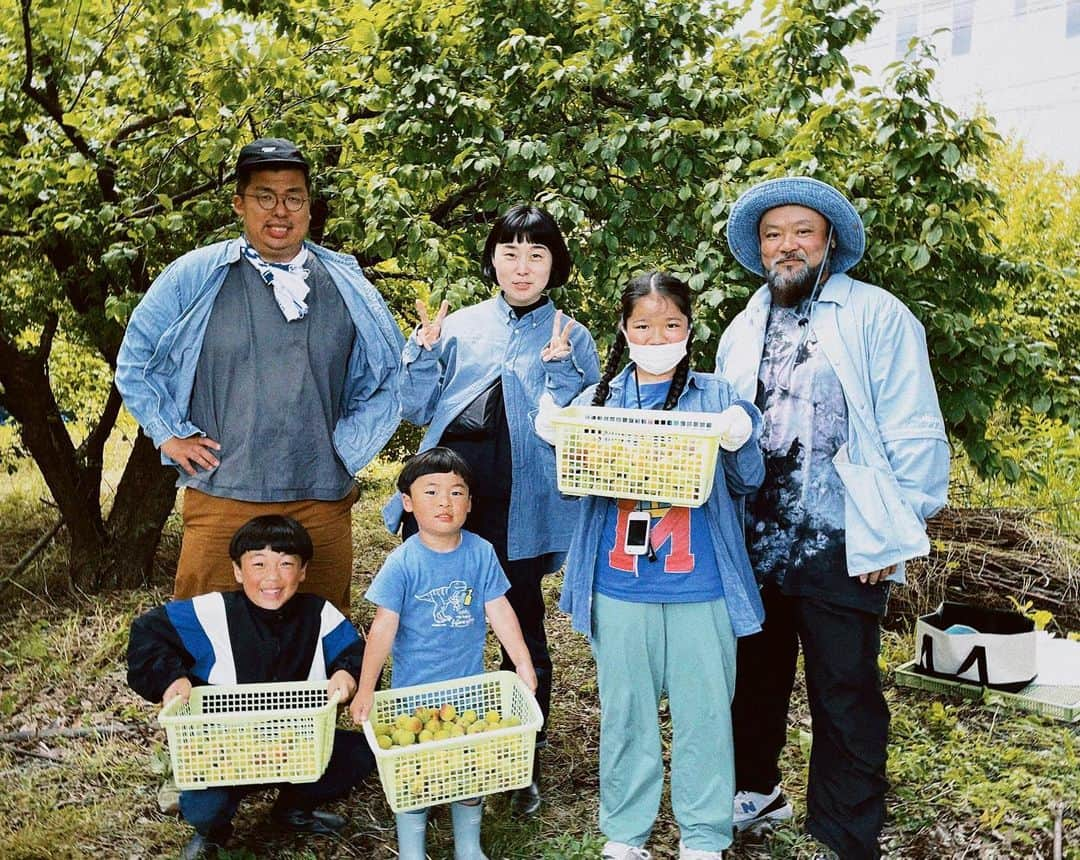 モッチェ 永井さんのインスタグラム写真 - (モッチェ 永井Instagram)「石神井のゴッドファーザーことOhayodoのPさんが遊びに来てくれた！ 梅狩りして汗かいて、ラーメンしばいて和んだ。梅ソーダ飲みまくって、たくさん話して笑ったぞ。  なんか自分にとって重要な1日だった気がするぞ、と。 そんな気分。GET WILD！  @ohayodo_bakery_onlyafew  @ohayodo   プレゼントもたくさん。楽しい時間をありがとうございました！  @black_market_shakujii  #blackmarket_shakujii」6月4日 16時27分 - mocche_nagai