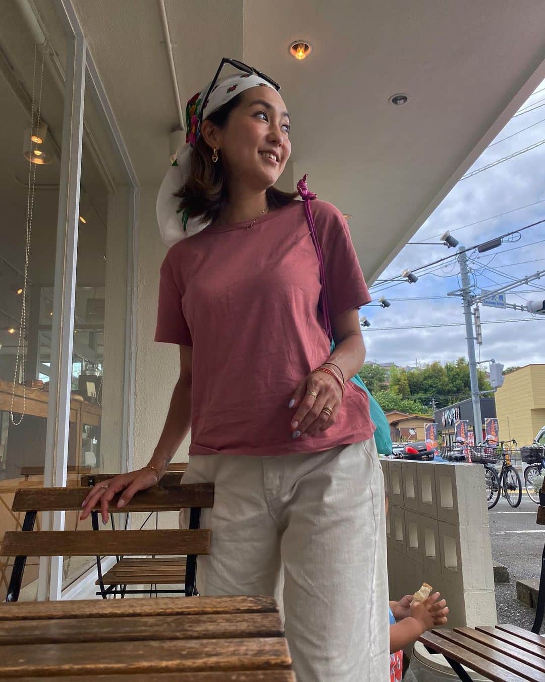堀舞紀のインスタグラム：「🐙🐙🐙  Q&A. コーナー沢山コメント有り難うございました😁  いつも全部にはお応えできず 心苦しくなりますが 懲りずにまたコメントしてホチイ🥹 ですぅ〜  みんな 私の自己満なInstagram めちゃくちゃちゃんと見てくれてるー😭ってのが伝わって嬉しい🙌🏾 有り難う〜  なかでも ダントツで質問が多かった  Q. "娘の服！どこで買ってますか？"  👆🏾 これがめちゃくちゃ多かった😂 んですが… 娘の服はね 殆どUNIQLOとか西松屋とかHM!! ばかり🙄 あとは海外に行く家族に 遠隔操作で(TV電話📞) 買ってきてもらう！！  本当これくらいなの😀  お洒落なお店とか教えられなくて ごめん🙏だわ🫥🫥🫥  最近はなかなかこだわり強くて💦 好きな服の趣味が私とも ズレてきちゃって😓 難しいのですが 女の子はお洒落が楽しいのね🫶🏾  可愛い🤭 生意気なお年頃です。  可愛い子供服情報 見つけたらまたシェアするね🫡  そんな訳で また唐突Q&Aやりますね〜  👋🏽  #母親服装 #子育て記録 #ママライフ」