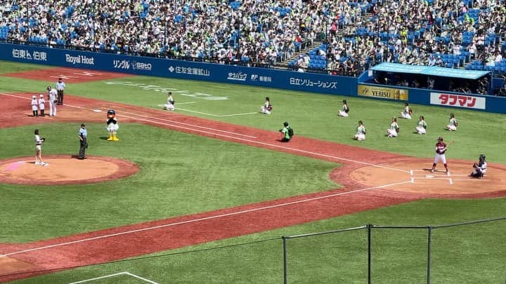 才藤歩夢のインスタグラム：「. 始球式の動画📷⚾️🏟️  届いてよかったぁ😮‍💨  #始球式 #ヤクルトスワローズ #楽天イーグルス　 #マイナビ　#マイナビデー #神宮球場」