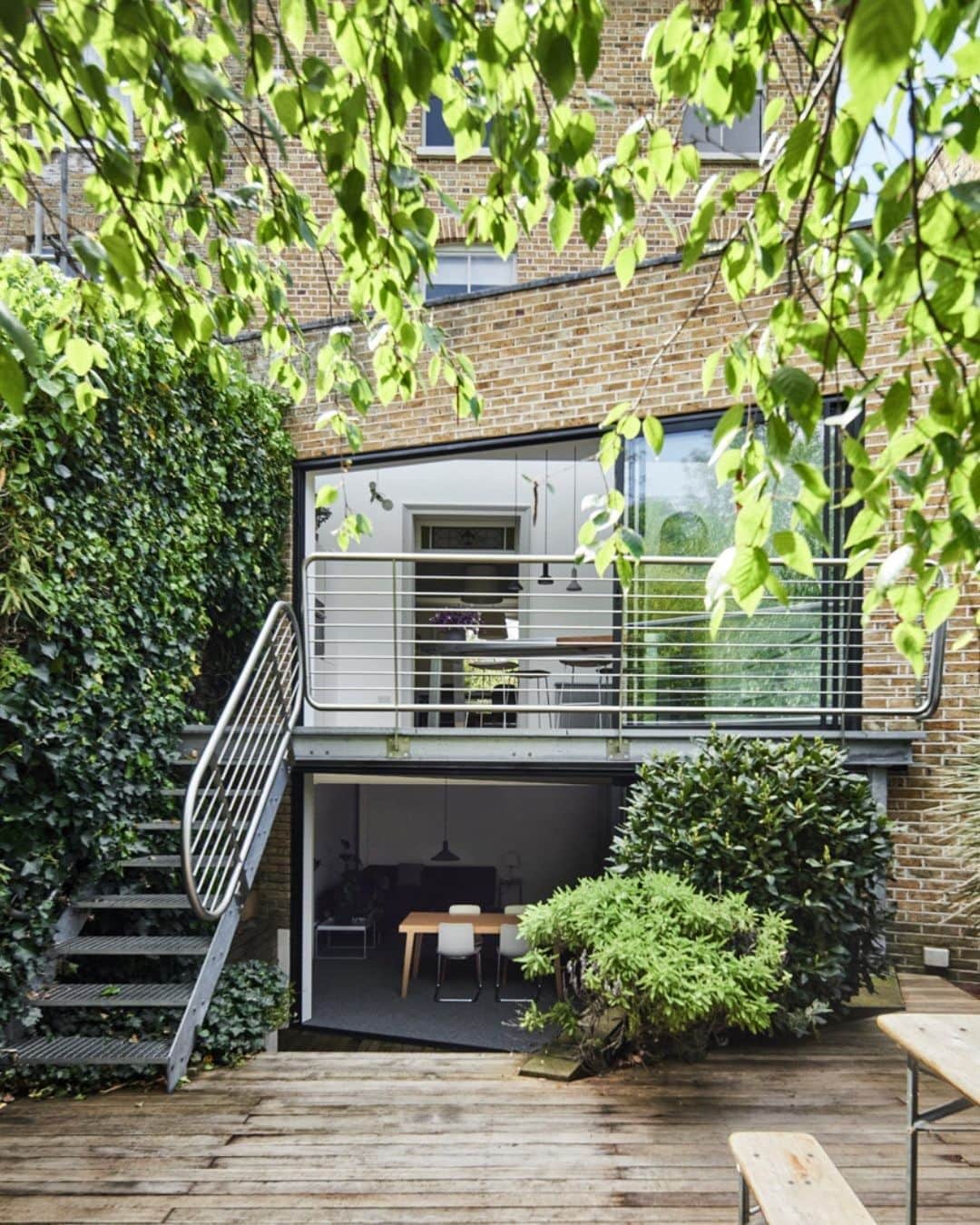 The Modern Houseさんのインスタグラム写真 - (The Modern HouseInstagram)「#forsale Fresh Fusion: a Victorian townhouse in Hackney, east London, featuring a blend of period details and contemporary features.  Pop to the link in our bio for the full listing.  Richmond Road, London E8.」6月4日 16時33分 - themodernhouse