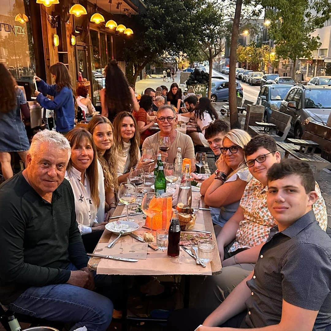 ガブリエル・アンウォーのインスタグラム：「Family Style in Tel Aviv @shareefmalnik @paisleyverea @alli_malnik @andee123456」