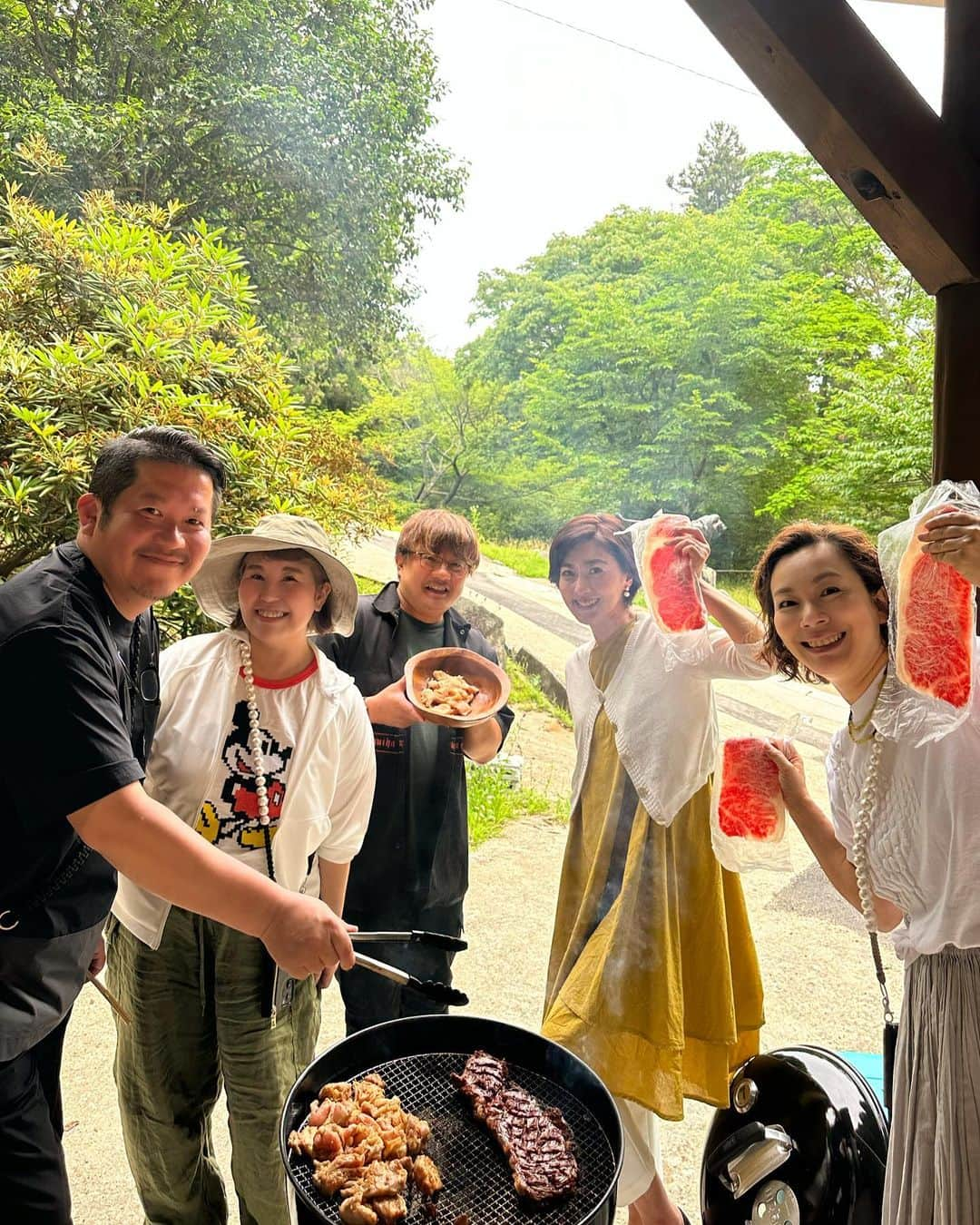 池尻和佳子さんのインスタグラム写真 - (池尻和佳子Instagram)「完璧なバーベキュー日和。大ちゃんが捌いてくれたお肉を剛さんが焼いてくれるました。美味しかったぁ。油山、進化しています‼︎」6月4日 16時43分 - wakako_ikejiri_rkb