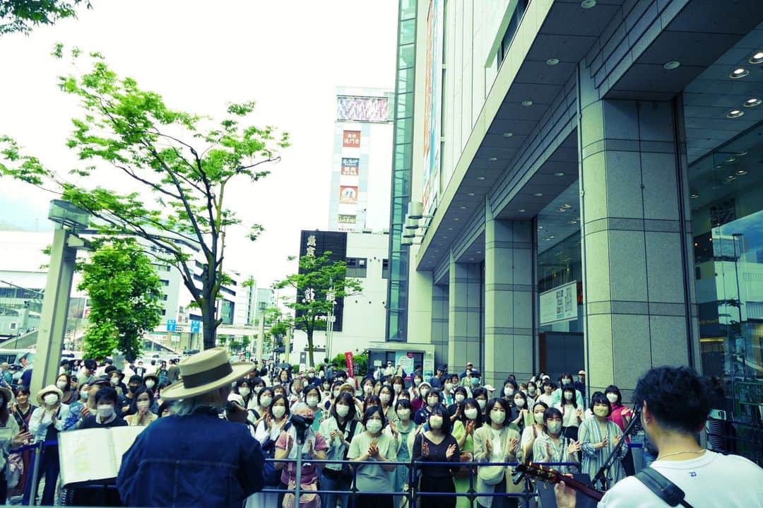 山田義孝のインスタグラム：「🫧🫧🫧 錦糸町マルイ店頭にて リリースイベント✨✨ 歌が空を突き抜けて気持ちよかった🔥 1部2部参加してくれた方々ありがとうございました✨ 久しぶりの出会いと初めましての出逢いも沢山あって幸せでだった。 皆んなまた会う日まで元気で✌︎✨ 今回も大きな愛情を持って力を貸してくださったマルイの皆さんにも感謝です✨ またよろしくお願いいたします😊 #錦糸町マルイ #吉田山田 #備忘録音」