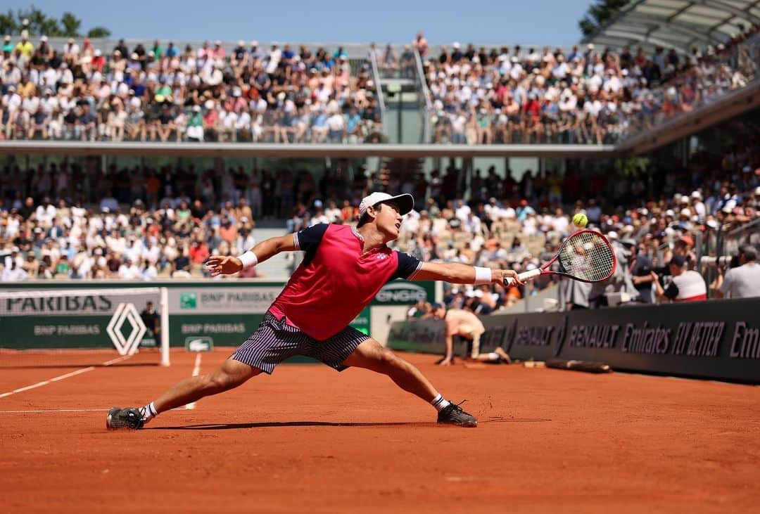 西岡良仁のインスタグラム：「Never give up 💪💪💪💪💪 First time into 4th Round @rolandgarros  #rolandgarros #france #paris #tennis #grandslam #ローランギャロス　#フランス　#パリ　#グランドスラム　#テニス　#4回戦へ　#5セットはきつい」