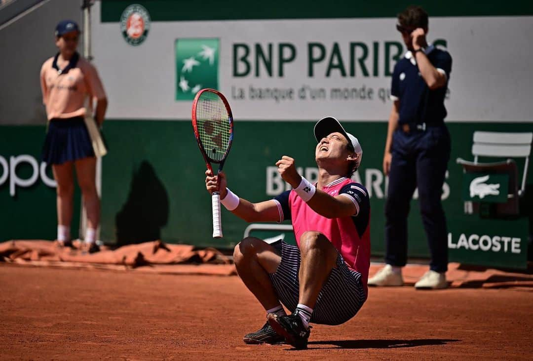 西岡良仁さんのインスタグラム写真 - (西岡良仁Instagram)「Never give up 💪💪💪💪💪 First time into 4th Round @rolandgarros  #rolandgarros #france #paris #tennis #grandslam #ローランギャロス　#フランス　#パリ　#グランドスラム　#テニス　#4回戦へ　#5セットはきつい」6月4日 16時41分 - yoshihito0927