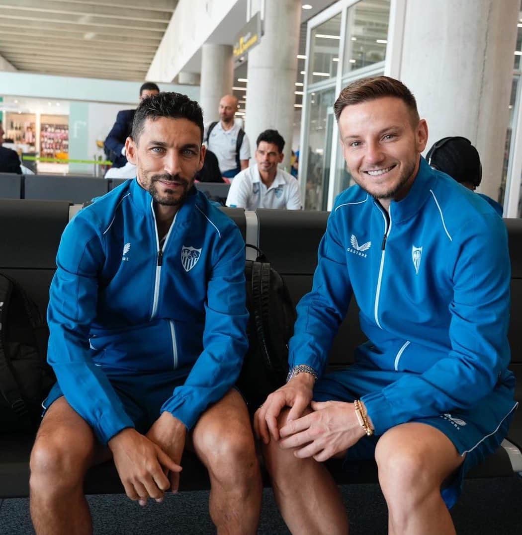 セビージャFCのインスタグラム：「🛫 🔜 #RealSociedadSevillaFC  #WeareSevilla #NuncaTeRindas #laliga」