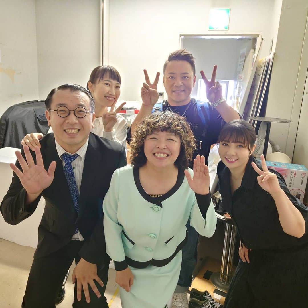 前田まみのインスタグラム：「極新喜劇ありがとうございました✨  高井兄さん、友梨姉さん、オーサカクレオパトラのお2人と☺️   #千葉公平 さんリーダー班  #高井俊彦  #谷川友梨  #オーサカクレオパトラ (さん略しております🙇‍♀️)」