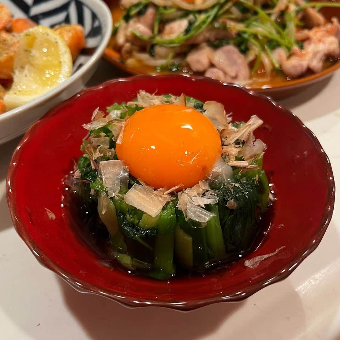 小鳥遊しほさんのインスタグラム写真 - (小鳥遊しほInstagram)「最近作ったものたち🍳鮮やかな料理も茶色い料理もすき🧆  ホムパ求ム🏠 たくさんの人と会って生きていきたい👨‍👩‍👧‍👧👩‍👩‍👦👨‍👨‍👧‍👦👩‍👩‍👧‍👧👨‍👩‍👦‍👦👨‍👨‍👧  #小鳥飯 #和食 #おひたし #ガーリックシュリンプ #豆苗 #カレイの煮付け #冷しゃぶ #冷麺 #料理記録」6月4日 16時46分 - shihotakanashi