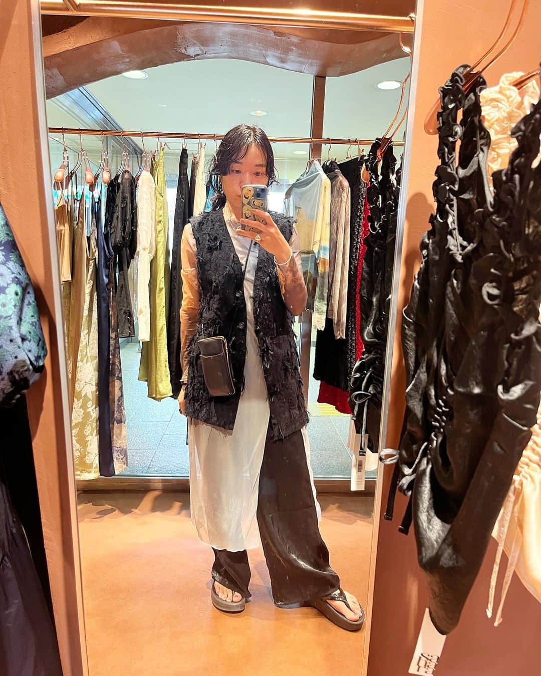 野村仁美さんのインスタグラム写真 - (野村仁美Instagram)「@marte_shinjuku 🏺  店舗に新作が並んでる所を見に行くと毎回様々な想いが込み上げる。  嬉しい気持ちも、もっともっと頑張ろうと背中押される感じも。  こんな自由にやらせてもらえてるのは、本当に頼りになるスタッフみんなのお陰だなあとしみじみ…  Sykiaもsaharaも豊富に揃ってるタイミングなので皆様ぜひ遊びにいらしてください🫶  #marte#sahara23ss」6月4日 16時49分 - hitominomura
