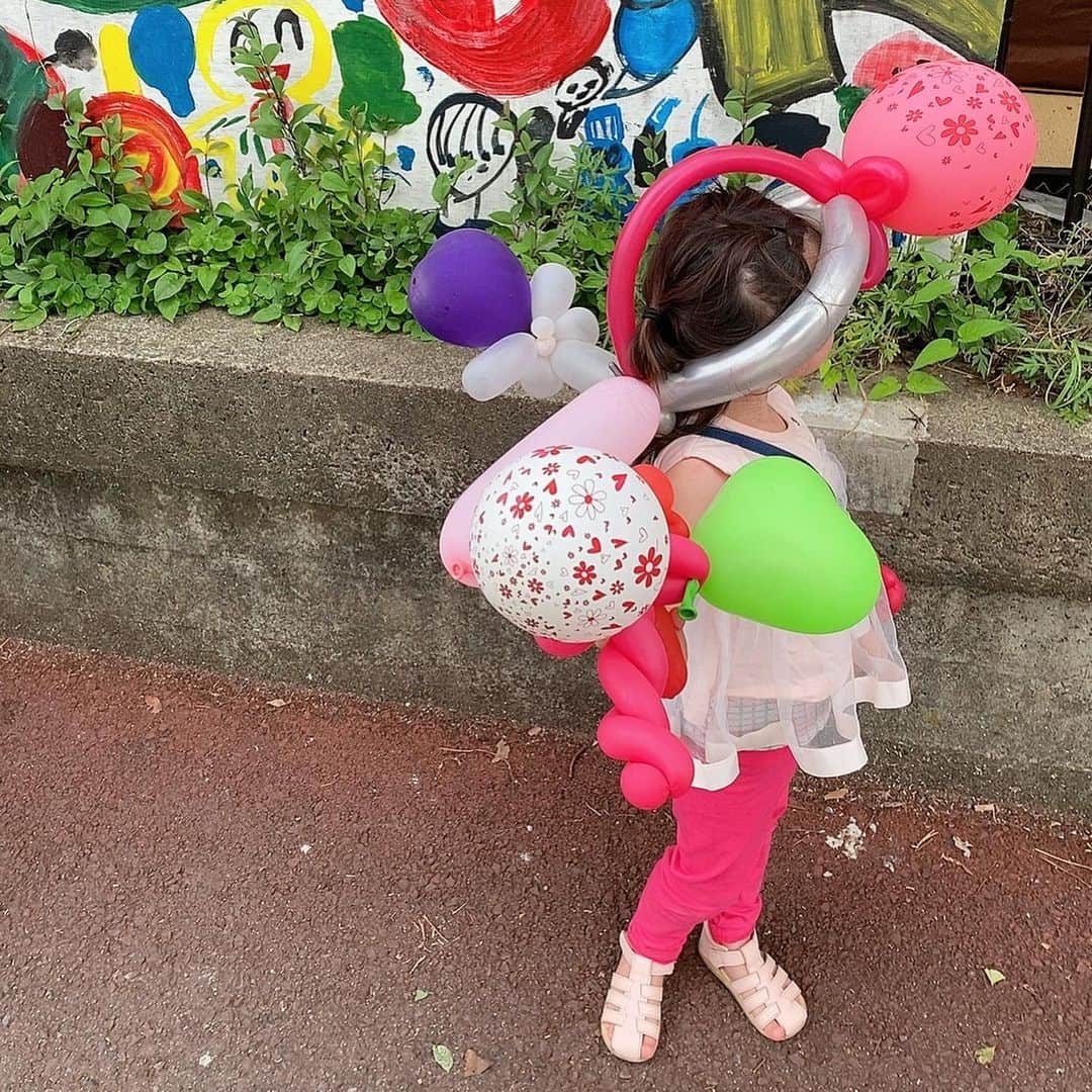 澤野井香里のインスタグラム：「お祭りでバルーンブース🎈に入り浸り、帰り際えらいことになったM😂笑  好きな色で自由に作らせてくれて、アレンジしてくださったりとても楽しかったみたい✨  その間、Sは福井まで釣り🎣に出かけて#きゅうせんべら や#ギンポ を釣ってきてキッチンで頭を抱えた日🥹笑 昨日は日帰りキャンプでレンガ🧱をセメント塗って組み合わせて竈門を作ってきたみたいで、週末友達とアクティブに過ごすのが楽しそう＾＾🎵  #ks_23✨ #こどもとおでかけ #関西ママ #京都ママ #男の子ママ #女の子ママ #ママライフ #ママリ #コドモノ  #7歳 #4歳 #👦🏻👧🏻 #S⭐️_ #M🍒_  #s⭐️m🍒」