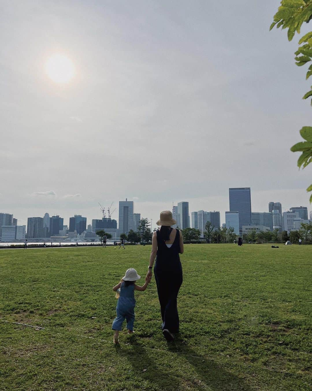 里見茜のインスタグラム：「‪‪𖥧𖤣 マメオが生まれてから家族みんなで初めての公園へ🌞  この時期は蚊が凄く心配で公園に連れてくのは少し心配だったんだけど…👀💦  @braaa_official から蚊に効くカノクスを発売されたそうで!!(これはめちゃめちゃ嬉しい😭✨)  信頼のKINCHOブランド 防除用医薬部外品だから 「蚊によく効いて🦟」 コンパクトでシンプルな形&機能的だから 常に身につけても邪魔にならない  蚊よけは亜鉛ダイキャストのカラビナで いろいろなものに簡単に カチッと、装着できるのは嬉しい🫶  熱くならずに煙もでない安心設計になってるのでこれは この夏ずっと使いそうです。 子持ちには嬉しいアイテムだね🌈  ホワイトのカラーも今週から発売みたいなので チェックしてみてね✨  #braaa #kincho #蚊に効くカノクス #canox#ad」