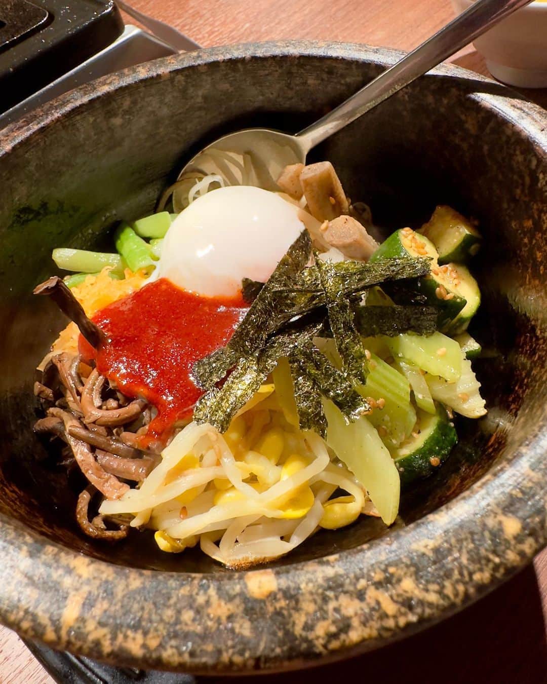 わっきーさんのインスタグラム写真 - (わっきーInstagram)「京都で20年以上愛されている、焼肉ホルモン「あかやしろ」が、東京/新橋に出店！  名物"ネギ塩タンすじ"と、"アギの山椒煮"は人生初でした。 ※アギ＝あご肉  オススメはラム芯と上カルビ。 脂がさっぱりしていたので、中年男性でも全然いけます。 〆はナムル8種類の石焼ビビンバ。  京都までの交通費が浮きました。  #焼肉 #ホルモン焼肉 #焼肉ホルモンあかやしろ #あかやしろ #あかやしろ東京本部  #タン #牛タン #赤身 #上カルビ #石焼ビビンバ  #東京グルメ #新橋グルメ #新橋焼肉 #京都グルメ #わっきーtv  #youtube」6月4日 16時58分 - makoto_ishiwaki