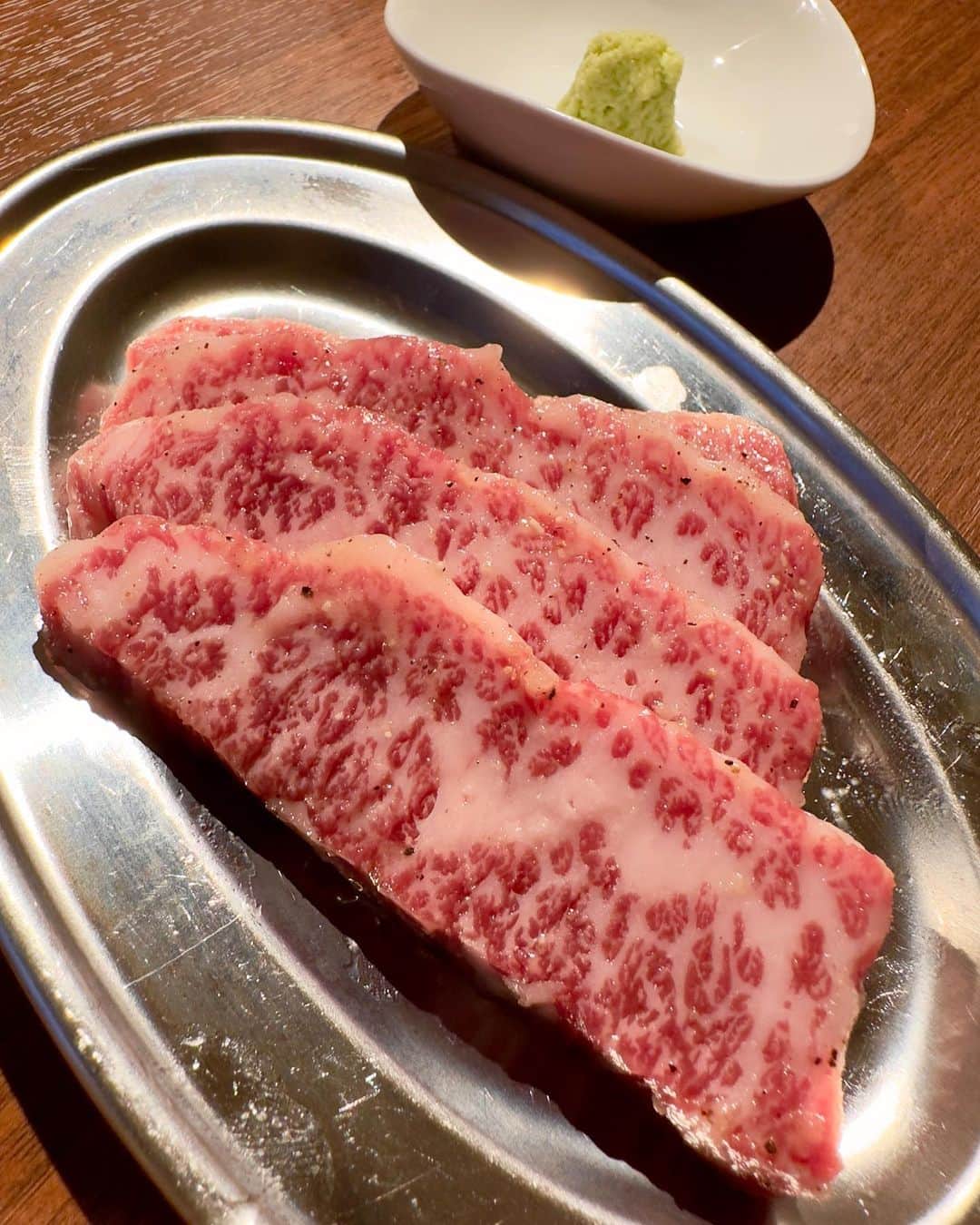 わっきーさんのインスタグラム写真 - (わっきーInstagram)「京都で20年以上愛されている、焼肉ホルモン「あかやしろ」が、東京/新橋に出店！  名物"ネギ塩タンすじ"と、"アギの山椒煮"は人生初でした。 ※アギ＝あご肉  オススメはラム芯と上カルビ。 脂がさっぱりしていたので、中年男性でも全然いけます。 〆はナムル8種類の石焼ビビンバ。  京都までの交通費が浮きました。  #焼肉 #ホルモン焼肉 #焼肉ホルモンあかやしろ #あかやしろ #あかやしろ東京本部  #タン #牛タン #赤身 #上カルビ #石焼ビビンバ  #東京グルメ #新橋グルメ #新橋焼肉 #京都グルメ #わっきーtv  #youtube」6月4日 16時58分 - makoto_ishiwaki