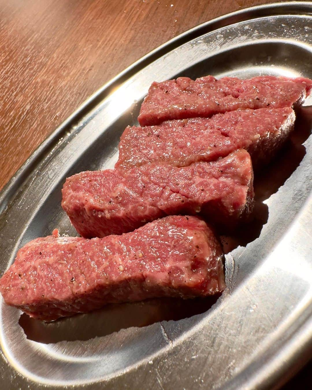 わっきーさんのインスタグラム写真 - (わっきーInstagram)「京都で20年以上愛されている、焼肉ホルモン「あかやしろ」が、東京/新橋に出店！  名物"ネギ塩タンすじ"と、"アギの山椒煮"は人生初でした。 ※アギ＝あご肉  オススメはラム芯と上カルビ。 脂がさっぱりしていたので、中年男性でも全然いけます。 〆はナムル8種類の石焼ビビンバ。  京都までの交通費が浮きました。  #焼肉 #ホルモン焼肉 #焼肉ホルモンあかやしろ #あかやしろ #あかやしろ東京本部  #タン #牛タン #赤身 #上カルビ #石焼ビビンバ  #東京グルメ #新橋グルメ #新橋焼肉 #京都グルメ #わっきーtv  #youtube」6月4日 16時58分 - makoto_ishiwaki