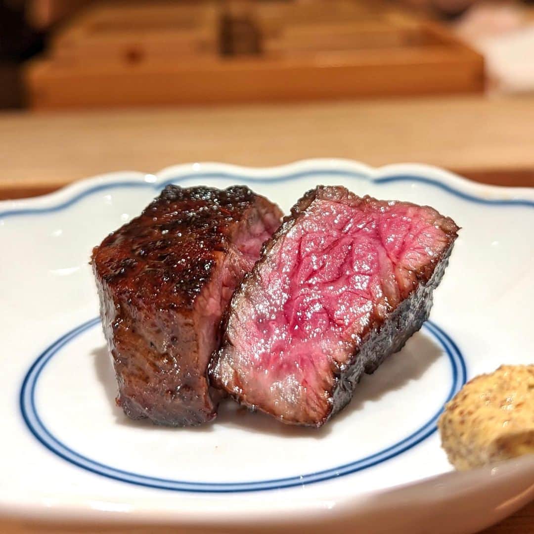 大見さなえさんのインスタグラム写真 - (大見さなえInstagram)「銀座『雪月花』☺️🥩 名古屋の名店"肉屋雪月花"の姉妹店✨ 最高級の和牛をボリューム満点で堪能できる🥩 ⁡ ー本日の銘柄牛🐃ー 神戸牛　長期飼育53ヶ月/雌　上田 伸也 山形牛  長期飼育32ヶ月/雌  鈴木 喜美夫 但馬牛 ⁡ 【和牛お造り キャビアと愛媛ライム】 大好きな生肉がトップバッター！！ 神戸牛53ヶ月ウデのお造りの上に N25のキャビアがたっぷり😍 ⁡ 旨味の強いウデ肉に、程よい塩気のキャビアや ライムをかけてさっぱりと✨ 一品目からめちゃくちゃテンション上がる🥺 ⁡ 【神戸牛 コンソメスープ】 お肉の出汁を1週間かけてとったコンソメは グラスを回すと香りがより引き立つ☺️💭 温かいスープで胃が活性化されてから お肉をいただきます✨ ⁡ 焼物 カウンター目の前で焼いてくださって ライブ感を楽しめるよ(*´꒳`*)🔥 ⁡ 但馬和牛の厚切りタンの噛み心地の良さ、 満月卵を絡めていただくサーロイン焼きすき ヒレのねぎま、カルビなどの串ものなど✨ ⁡ この日は特にいいミスジが入ったとのことで 急遽メニューを変更して出してくださった🥺 ⁡ ⁡ 店内カウンター12席が1列に並び落ち着いた雰囲気。 最高級のお肉を惜しみもなく提供してくださるから おなか空かせて行くべきお店😎 ⁡ この日は長年仲良くしてくださってる あいみままのお誕生日お祝いで👭💓 ーーーーーーーーーーーーーーーーーーー 本日のお品書 •お造り キャビアと愛媛ライム •神戸牛 コンソメスープ •サガリの天ぷら サービス •但馬牛タン広島レモン •ヒレ 酢橘と染めおろし •サーロイン焼きすき 満月卵 •ねぎま •カルビ串 •マルシン 醤油 •みすじ 山葵 •名物 冷麺 •カイノミ マスタード •ハラミ 地辛子 •ミックスホルモン •カレー •杏仁豆腐 ーーーーーーーーーーーーーーーーーーー エリア　銀座 予算　おまかせコース27,500円(税込) ーーーーーーーーーーーーーーーーーーー 読んでくださってありがとうございます💓 🔖@tabe_megumi 東京・福岡を中心に 美味しいお店を紹介してます☺️ チェックしてみてね✨ ーーーーーーーーーーーーーーーーーーー #雪月花 #雪月花銀座 #銀座グルメ #銀座ディナー #めぐログ_銀座 #めぐログ_焼肉 #焼肉 #肉割烹 #神戸牛 #和牛 #東京グルメ #肉刺し #wagyu」6月4日 16時59分 - tabe_megumi