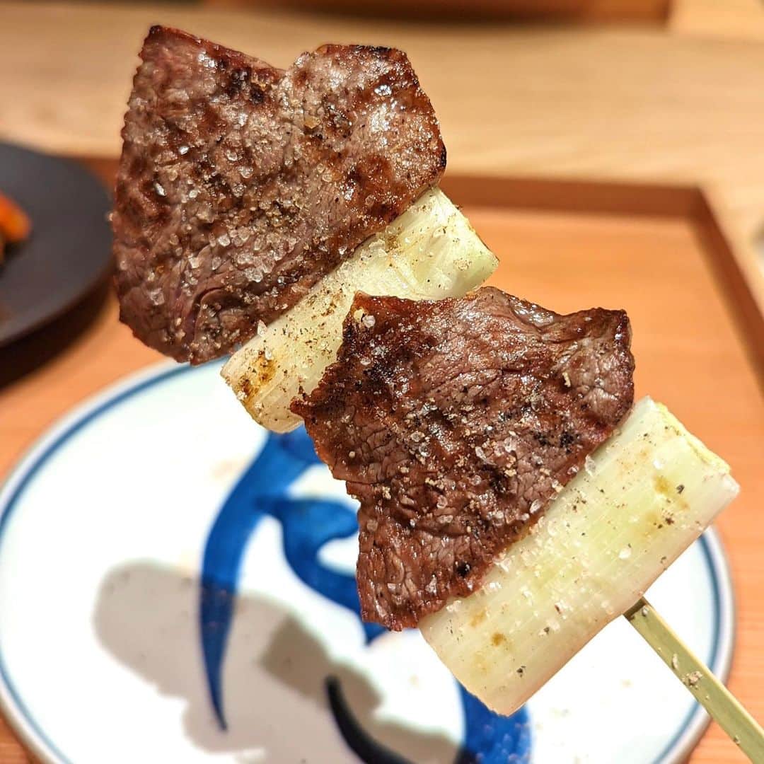 大見さなえさんのインスタグラム写真 - (大見さなえInstagram)「銀座『雪月花』☺️🥩 名古屋の名店"肉屋雪月花"の姉妹店✨ 最高級の和牛をボリューム満点で堪能できる🥩 ⁡ ー本日の銘柄牛🐃ー 神戸牛　長期飼育53ヶ月/雌　上田 伸也 山形牛  長期飼育32ヶ月/雌  鈴木 喜美夫 但馬牛 ⁡ 【和牛お造り キャビアと愛媛ライム】 大好きな生肉がトップバッター！！ 神戸牛53ヶ月ウデのお造りの上に N25のキャビアがたっぷり😍 ⁡ 旨味の強いウデ肉に、程よい塩気のキャビアや ライムをかけてさっぱりと✨ 一品目からめちゃくちゃテンション上がる🥺 ⁡ 【神戸牛 コンソメスープ】 お肉の出汁を1週間かけてとったコンソメは グラスを回すと香りがより引き立つ☺️💭 温かいスープで胃が活性化されてから お肉をいただきます✨ ⁡ 焼物 カウンター目の前で焼いてくださって ライブ感を楽しめるよ(*´꒳`*)🔥 ⁡ 但馬和牛の厚切りタンの噛み心地の良さ、 満月卵を絡めていただくサーロイン焼きすき ヒレのねぎま、カルビなどの串ものなど✨ ⁡ この日は特にいいミスジが入ったとのことで 急遽メニューを変更して出してくださった🥺 ⁡ ⁡ 店内カウンター12席が1列に並び落ち着いた雰囲気。 最高級のお肉を惜しみもなく提供してくださるから おなか空かせて行くべきお店😎 ⁡ この日は長年仲良くしてくださってる あいみままのお誕生日お祝いで👭💓 ーーーーーーーーーーーーーーーーーーー 本日のお品書 •お造り キャビアと愛媛ライム •神戸牛 コンソメスープ •サガリの天ぷら サービス •但馬牛タン広島レモン •ヒレ 酢橘と染めおろし •サーロイン焼きすき 満月卵 •ねぎま •カルビ串 •マルシン 醤油 •みすじ 山葵 •名物 冷麺 •カイノミ マスタード •ハラミ 地辛子 •ミックスホルモン •カレー •杏仁豆腐 ーーーーーーーーーーーーーーーーーーー エリア　銀座 予算　おまかせコース27,500円(税込) ーーーーーーーーーーーーーーーーーーー 読んでくださってありがとうございます💓 🔖@tabe_megumi 東京・福岡を中心に 美味しいお店を紹介してます☺️ チェックしてみてね✨ ーーーーーーーーーーーーーーーーーーー #雪月花 #雪月花銀座 #銀座グルメ #銀座ディナー #めぐログ_銀座 #めぐログ_焼肉 #焼肉 #肉割烹 #神戸牛 #和牛 #東京グルメ #肉刺し #wagyu」6月4日 16時59分 - tabe_megumi
