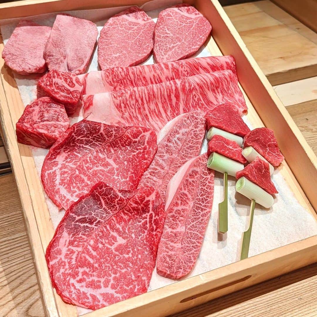 大見さなえさんのインスタグラム写真 - (大見さなえInstagram)「銀座『雪月花』☺️🥩 名古屋の名店"肉屋雪月花"の姉妹店✨ 最高級の和牛をボリューム満点で堪能できる🥩 ⁡ ー本日の銘柄牛🐃ー 神戸牛　長期飼育53ヶ月/雌　上田 伸也 山形牛  長期飼育32ヶ月/雌  鈴木 喜美夫 但馬牛 ⁡ 【和牛お造り キャビアと愛媛ライム】 大好きな生肉がトップバッター！！ 神戸牛53ヶ月ウデのお造りの上に N25のキャビアがたっぷり😍 ⁡ 旨味の強いウデ肉に、程よい塩気のキャビアや ライムをかけてさっぱりと✨ 一品目からめちゃくちゃテンション上がる🥺 ⁡ 【神戸牛 コンソメスープ】 お肉の出汁を1週間かけてとったコンソメは グラスを回すと香りがより引き立つ☺️💭 温かいスープで胃が活性化されてから お肉をいただきます✨ ⁡ 焼物 カウンター目の前で焼いてくださって ライブ感を楽しめるよ(*´꒳`*)🔥 ⁡ 但馬和牛の厚切りタンの噛み心地の良さ、 満月卵を絡めていただくサーロイン焼きすき ヒレのねぎま、カルビなどの串ものなど✨ ⁡ この日は特にいいミスジが入ったとのことで 急遽メニューを変更して出してくださった🥺 ⁡ ⁡ 店内カウンター12席が1列に並び落ち着いた雰囲気。 最高級のお肉を惜しみもなく提供してくださるから おなか空かせて行くべきお店😎 ⁡ この日は長年仲良くしてくださってる あいみままのお誕生日お祝いで👭💓 ーーーーーーーーーーーーーーーーーーー 本日のお品書 •お造り キャビアと愛媛ライム •神戸牛 コンソメスープ •サガリの天ぷら サービス •但馬牛タン広島レモン •ヒレ 酢橘と染めおろし •サーロイン焼きすき 満月卵 •ねぎま •カルビ串 •マルシン 醤油 •みすじ 山葵 •名物 冷麺 •カイノミ マスタード •ハラミ 地辛子 •ミックスホルモン •カレー •杏仁豆腐 ーーーーーーーーーーーーーーーーーーー エリア　銀座 予算　おまかせコース27,500円(税込) ーーーーーーーーーーーーーーーーーーー 読んでくださってありがとうございます💓 🔖@tabe_megumi 東京・福岡を中心に 美味しいお店を紹介してます☺️ チェックしてみてね✨ ーーーーーーーーーーーーーーーーーーー #雪月花 #雪月花銀座 #銀座グルメ #銀座ディナー #めぐログ_銀座 #めぐログ_焼肉 #焼肉 #肉割烹 #神戸牛 #和牛 #東京グルメ #肉刺し #wagyu」6月4日 16時59分 - tabe_megumi