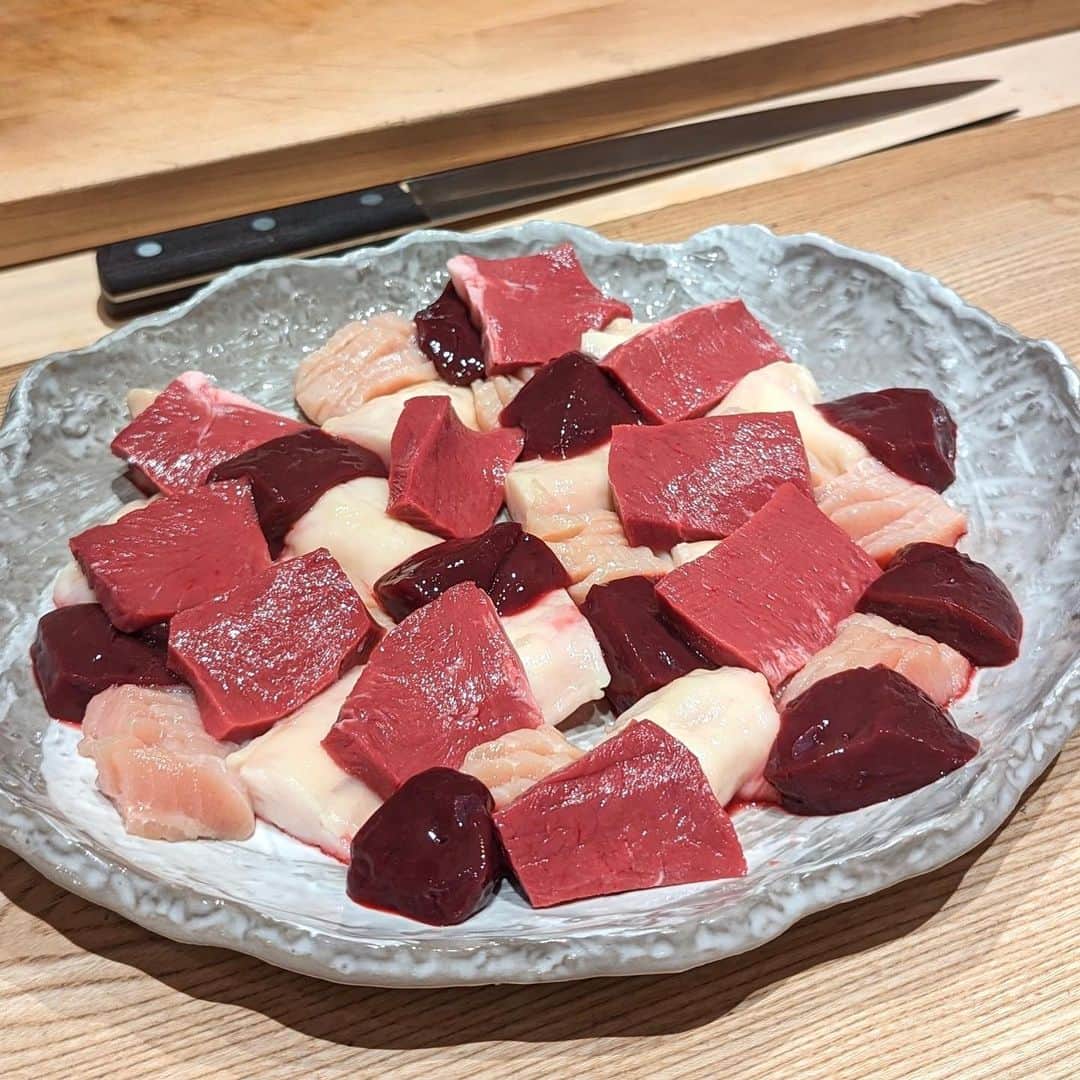 大見さなえさんのインスタグラム写真 - (大見さなえInstagram)「銀座『雪月花』☺️🥩 名古屋の名店"肉屋雪月花"の姉妹店✨ 最高級の和牛をボリューム満点で堪能できる🥩 ⁡ ー本日の銘柄牛🐃ー 神戸牛　長期飼育53ヶ月/雌　上田 伸也 山形牛  長期飼育32ヶ月/雌  鈴木 喜美夫 但馬牛 ⁡ 【和牛お造り キャビアと愛媛ライム】 大好きな生肉がトップバッター！！ 神戸牛53ヶ月ウデのお造りの上に N25のキャビアがたっぷり😍 ⁡ 旨味の強いウデ肉に、程よい塩気のキャビアや ライムをかけてさっぱりと✨ 一品目からめちゃくちゃテンション上がる🥺 ⁡ 【神戸牛 コンソメスープ】 お肉の出汁を1週間かけてとったコンソメは グラスを回すと香りがより引き立つ☺️💭 温かいスープで胃が活性化されてから お肉をいただきます✨ ⁡ 焼物 カウンター目の前で焼いてくださって ライブ感を楽しめるよ(*´꒳`*)🔥 ⁡ 但馬和牛の厚切りタンの噛み心地の良さ、 満月卵を絡めていただくサーロイン焼きすき ヒレのねぎま、カルビなどの串ものなど✨ ⁡ この日は特にいいミスジが入ったとのことで 急遽メニューを変更して出してくださった🥺 ⁡ ⁡ 店内カウンター12席が1列に並び落ち着いた雰囲気。 最高級のお肉を惜しみもなく提供してくださるから おなか空かせて行くべきお店😎 ⁡ この日は長年仲良くしてくださってる あいみままのお誕生日お祝いで👭💓 ーーーーーーーーーーーーーーーーーーー 本日のお品書 •お造り キャビアと愛媛ライム •神戸牛 コンソメスープ •サガリの天ぷら サービス •但馬牛タン広島レモン •ヒレ 酢橘と染めおろし •サーロイン焼きすき 満月卵 •ねぎま •カルビ串 •マルシン 醤油 •みすじ 山葵 •名物 冷麺 •カイノミ マスタード •ハラミ 地辛子 •ミックスホルモン •カレー •杏仁豆腐 ーーーーーーーーーーーーーーーーーーー エリア　銀座 予算　おまかせコース27,500円(税込) ーーーーーーーーーーーーーーーーーーー 読んでくださってありがとうございます💓 🔖@tabe_megumi 東京・福岡を中心に 美味しいお店を紹介してます☺️ チェックしてみてね✨ ーーーーーーーーーーーーーーーーーーー #雪月花 #雪月花銀座 #銀座グルメ #銀座ディナー #めぐログ_銀座 #めぐログ_焼肉 #焼肉 #肉割烹 #神戸牛 #和牛 #東京グルメ #肉刺し #wagyu」6月4日 16時59分 - tabe_megumi