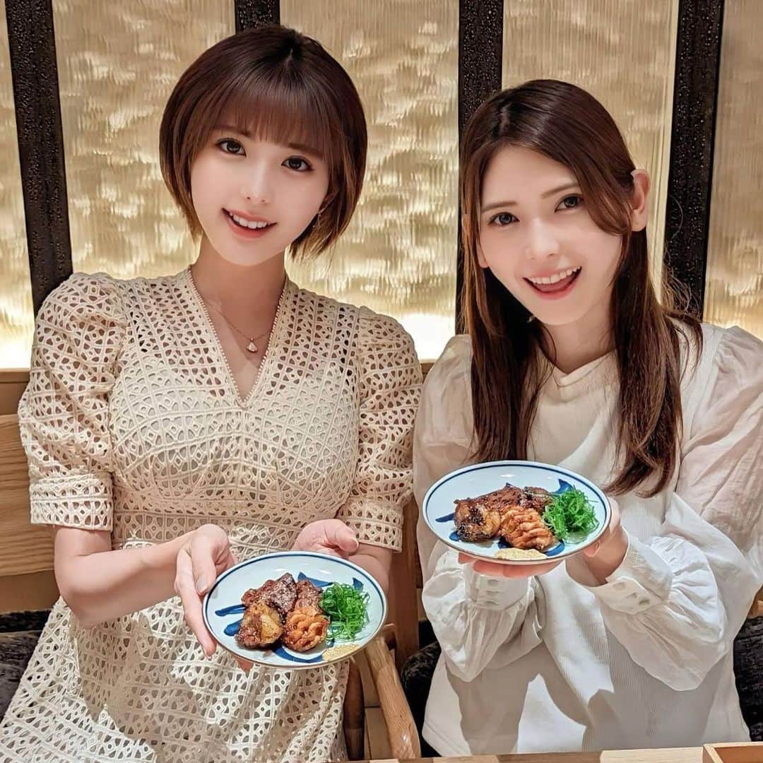 大見さなえさんのインスタグラム写真 - (大見さなえInstagram)「銀座『雪月花』☺️🥩 名古屋の名店"肉屋雪月花"の姉妹店✨ 最高級の和牛をボリューム満点で堪能できる🥩 ⁡ ー本日の銘柄牛🐃ー 神戸牛　長期飼育53ヶ月/雌　上田 伸也 山形牛  長期飼育32ヶ月/雌  鈴木 喜美夫 但馬牛 ⁡ 【和牛お造り キャビアと愛媛ライム】 大好きな生肉がトップバッター！！ 神戸牛53ヶ月ウデのお造りの上に N25のキャビアがたっぷり😍 ⁡ 旨味の強いウデ肉に、程よい塩気のキャビアや ライムをかけてさっぱりと✨ 一品目からめちゃくちゃテンション上がる🥺 ⁡ 【神戸牛 コンソメスープ】 お肉の出汁を1週間かけてとったコンソメは グラスを回すと香りがより引き立つ☺️💭 温かいスープで胃が活性化されてから お肉をいただきます✨ ⁡ 焼物 カウンター目の前で焼いてくださって ライブ感を楽しめるよ(*´꒳`*)🔥 ⁡ 但馬和牛の厚切りタンの噛み心地の良さ、 満月卵を絡めていただくサーロイン焼きすき ヒレのねぎま、カルビなどの串ものなど✨ ⁡ この日は特にいいミスジが入ったとのことで 急遽メニューを変更して出してくださった🥺 ⁡ ⁡ 店内カウンター12席が1列に並び落ち着いた雰囲気。 最高級のお肉を惜しみもなく提供してくださるから おなか空かせて行くべきお店😎 ⁡ この日は長年仲良くしてくださってる あいみままのお誕生日お祝いで👭💓 ーーーーーーーーーーーーーーーーーーー 本日のお品書 •お造り キャビアと愛媛ライム •神戸牛 コンソメスープ •サガリの天ぷら サービス •但馬牛タン広島レモン •ヒレ 酢橘と染めおろし •サーロイン焼きすき 満月卵 •ねぎま •カルビ串 •マルシン 醤油 •みすじ 山葵 •名物 冷麺 •カイノミ マスタード •ハラミ 地辛子 •ミックスホルモン •カレー •杏仁豆腐 ーーーーーーーーーーーーーーーーーーー エリア　銀座 予算　おまかせコース27,500円(税込) ーーーーーーーーーーーーーーーーーーー 読んでくださってありがとうございます💓 🔖@tabe_megumi 東京・福岡を中心に 美味しいお店を紹介してます☺️ チェックしてみてね✨ ーーーーーーーーーーーーーーーーーーー #雪月花 #雪月花銀座 #銀座グルメ #銀座ディナー #めぐログ_銀座 #めぐログ_焼肉 #焼肉 #肉割烹 #神戸牛 #和牛 #東京グルメ #肉刺し #wagyu」6月4日 16時59分 - tabe_megumi