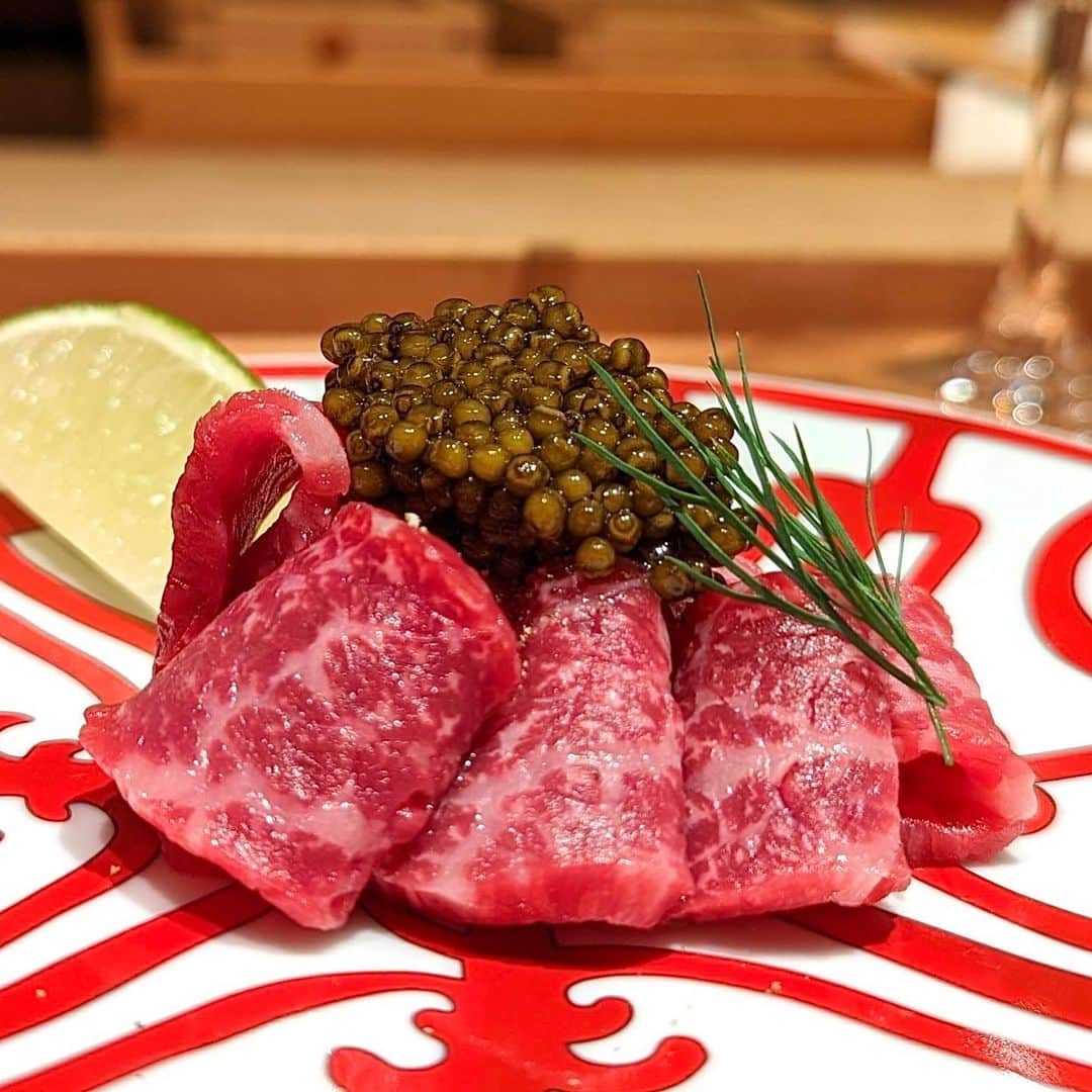 大見さなえさんのインスタグラム写真 - (大見さなえInstagram)「銀座『雪月花』☺️🥩 名古屋の名店"肉屋雪月花"の姉妹店✨ 最高級の和牛をボリューム満点で堪能できる🥩 ⁡ ー本日の銘柄牛🐃ー 神戸牛　長期飼育53ヶ月/雌　上田 伸也 山形牛  長期飼育32ヶ月/雌  鈴木 喜美夫 但馬牛 ⁡ 【和牛お造り キャビアと愛媛ライム】 大好きな生肉がトップバッター！！ 神戸牛53ヶ月ウデのお造りの上に N25のキャビアがたっぷり😍 ⁡ 旨味の強いウデ肉に、程よい塩気のキャビアや ライムをかけてさっぱりと✨ 一品目からめちゃくちゃテンション上がる🥺 ⁡ 【神戸牛 コンソメスープ】 お肉の出汁を1週間かけてとったコンソメは グラスを回すと香りがより引き立つ☺️💭 温かいスープで胃が活性化されてから お肉をいただきます✨ ⁡ 焼物 カウンター目の前で焼いてくださって ライブ感を楽しめるよ(*´꒳`*)🔥 ⁡ 但馬和牛の厚切りタンの噛み心地の良さ、 満月卵を絡めていただくサーロイン焼きすき ヒレのねぎま、カルビなどの串ものなど✨ ⁡ この日は特にいいミスジが入ったとのことで 急遽メニューを変更して出してくださった🥺 ⁡ ⁡ 店内カウンター12席が1列に並び落ち着いた雰囲気。 最高級のお肉を惜しみもなく提供してくださるから おなか空かせて行くべきお店😎 ⁡ この日は長年仲良くしてくださってる あいみままのお誕生日お祝いで👭💓 ーーーーーーーーーーーーーーーーーーー 本日のお品書 •お造り キャビアと愛媛ライム •神戸牛 コンソメスープ •サガリの天ぷら サービス •但馬牛タン広島レモン •ヒレ 酢橘と染めおろし •サーロイン焼きすき 満月卵 •ねぎま •カルビ串 •マルシン 醤油 •みすじ 山葵 •名物 冷麺 •カイノミ マスタード •ハラミ 地辛子 •ミックスホルモン •カレー •杏仁豆腐 ーーーーーーーーーーーーーーーーーーー エリア　銀座 予算　おまかせコース27,500円(税込) ーーーーーーーーーーーーーーーーーーー 読んでくださってありがとうございます💓 🔖@tabe_megumi 東京・福岡を中心に 美味しいお店を紹介してます☺️ チェックしてみてね✨ ーーーーーーーーーーーーーーーーーーー #雪月花 #雪月花銀座 #銀座グルメ #銀座ディナー #めぐログ_銀座 #めぐログ_焼肉 #焼肉 #肉割烹 #神戸牛 #和牛 #東京グルメ #肉刺し #wagyu」6月4日 16時59分 - tabe_megumi