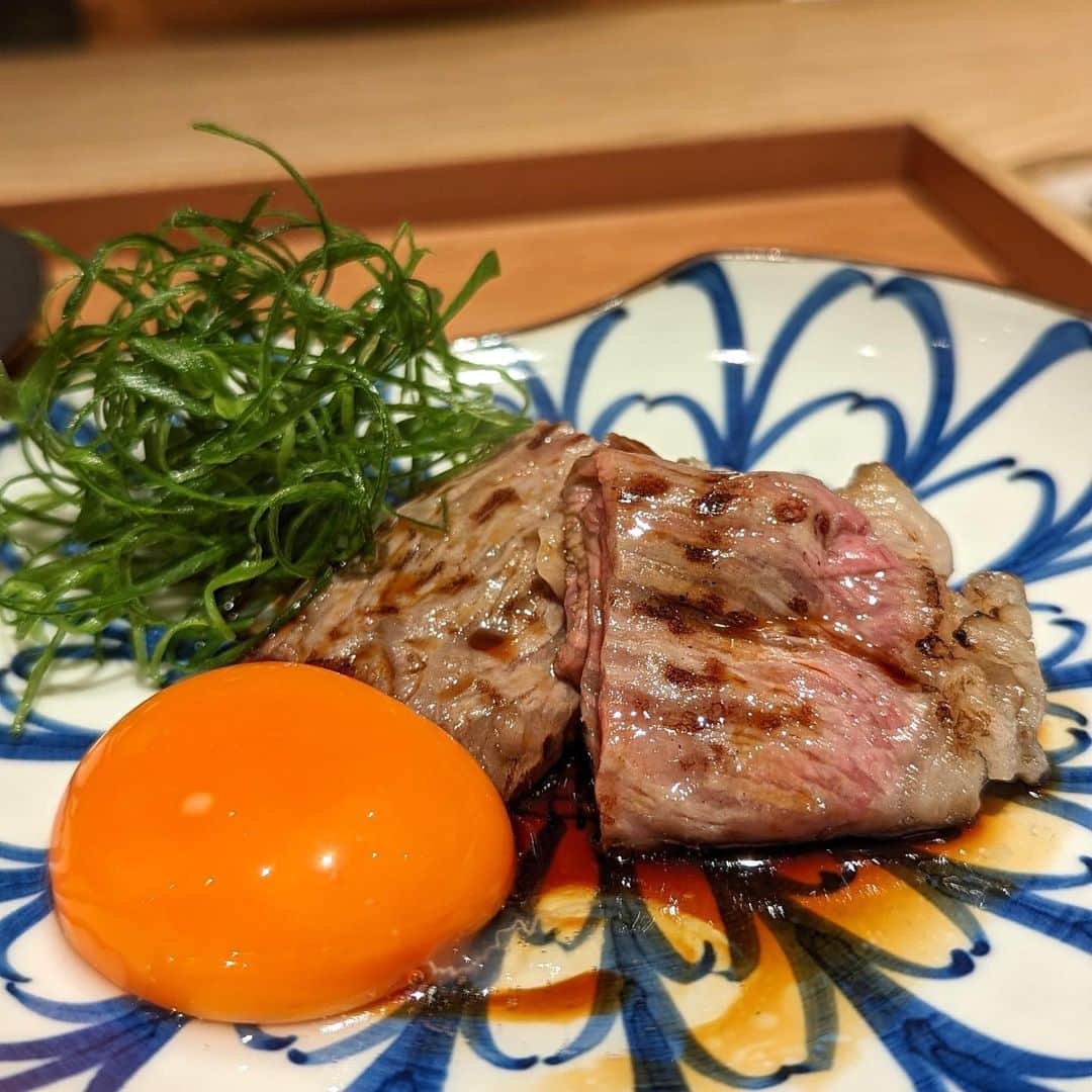 大見さなえさんのインスタグラム写真 - (大見さなえInstagram)「銀座『雪月花』☺️🥩 名古屋の名店"肉屋雪月花"の姉妹店✨ 最高級の和牛をボリューム満点で堪能できる🥩 ⁡ ー本日の銘柄牛🐃ー 神戸牛　長期飼育53ヶ月/雌　上田 伸也 山形牛  長期飼育32ヶ月/雌  鈴木 喜美夫 但馬牛 ⁡ 【和牛お造り キャビアと愛媛ライム】 大好きな生肉がトップバッター！！ 神戸牛53ヶ月ウデのお造りの上に N25のキャビアがたっぷり😍 ⁡ 旨味の強いウデ肉に、程よい塩気のキャビアや ライムをかけてさっぱりと✨ 一品目からめちゃくちゃテンション上がる🥺 ⁡ 【神戸牛 コンソメスープ】 お肉の出汁を1週間かけてとったコンソメは グラスを回すと香りがより引き立つ☺️💭 温かいスープで胃が活性化されてから お肉をいただきます✨ ⁡ 焼物 カウンター目の前で焼いてくださって ライブ感を楽しめるよ(*´꒳`*)🔥 ⁡ 但馬和牛の厚切りタンの噛み心地の良さ、 満月卵を絡めていただくサーロイン焼きすき ヒレのねぎま、カルビなどの串ものなど✨ ⁡ この日は特にいいミスジが入ったとのことで 急遽メニューを変更して出してくださった🥺 ⁡ ⁡ 店内カウンター12席が1列に並び落ち着いた雰囲気。 最高級のお肉を惜しみもなく提供してくださるから おなか空かせて行くべきお店😎 ⁡ この日は長年仲良くしてくださってる あいみままのお誕生日お祝いで👭💓 ーーーーーーーーーーーーーーーーーーー 本日のお品書 •お造り キャビアと愛媛ライム •神戸牛 コンソメスープ •サガリの天ぷら サービス •但馬牛タン広島レモン •ヒレ 酢橘と染めおろし •サーロイン焼きすき 満月卵 •ねぎま •カルビ串 •マルシン 醤油 •みすじ 山葵 •名物 冷麺 •カイノミ マスタード •ハラミ 地辛子 •ミックスホルモン •カレー •杏仁豆腐 ーーーーーーーーーーーーーーーーーーー エリア　銀座 予算　おまかせコース27,500円(税込) ーーーーーーーーーーーーーーーーーーー 読んでくださってありがとうございます💓 🔖@tabe_megumi 東京・福岡を中心に 美味しいお店を紹介してます☺️ チェックしてみてね✨ ーーーーーーーーーーーーーーーーーーー #雪月花 #雪月花銀座 #銀座グルメ #銀座ディナー #めぐログ_銀座 #めぐログ_焼肉 #焼肉 #肉割烹 #神戸牛 #和牛 #東京グルメ #肉刺し #wagyu」6月4日 16時59分 - tabe_megumi