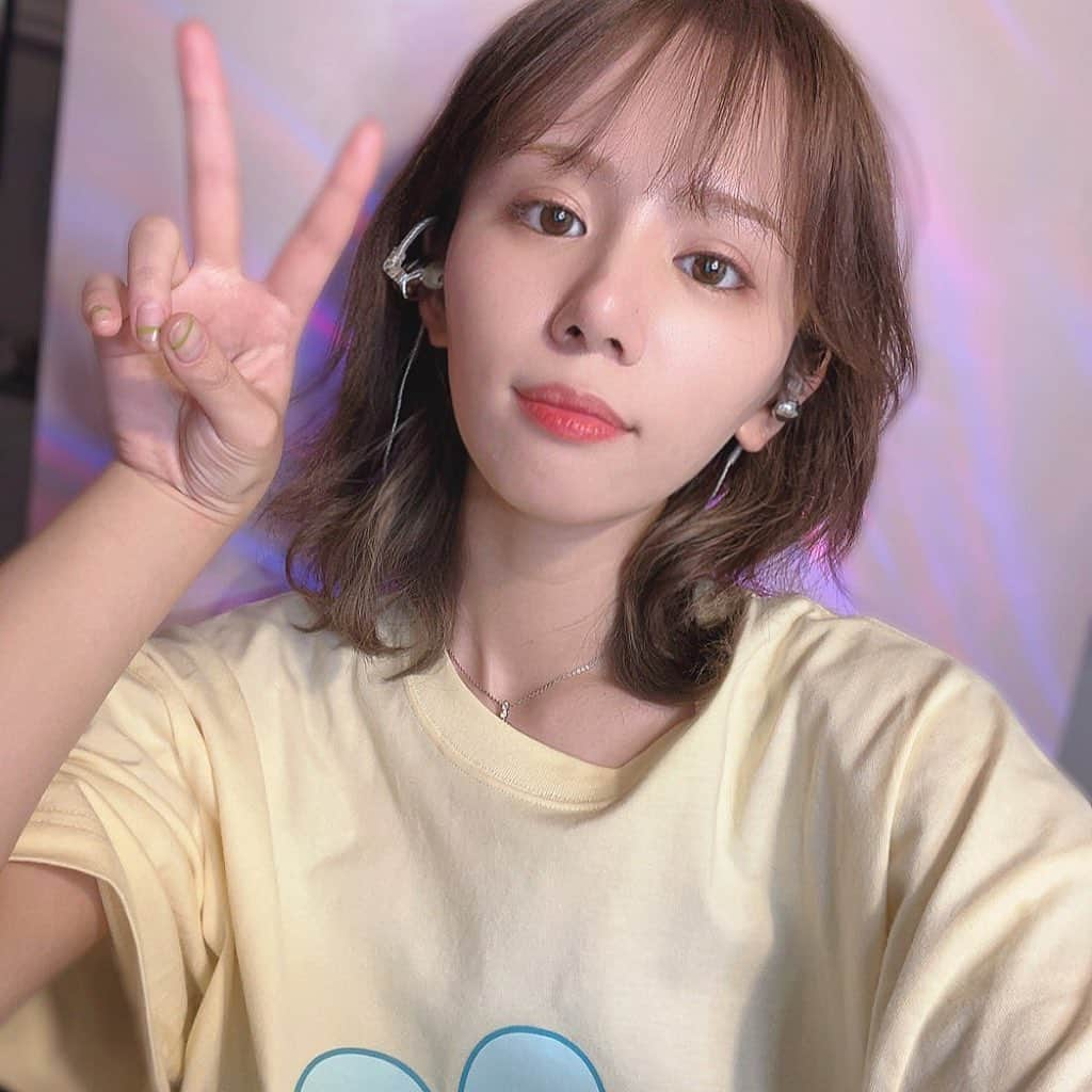 原望奈美のインスタグラム：「✌️📷 ⁣ ⁣ ⁣ ⁣たきなが着てるTシャツ🌻 愛用し過ぎて予備を持つべきだった... かわあいい。 ⁣ ⁣ ⁣ ⁣#リコリスリコイル #リコリコ #たきな #井ノ上たきな #錦木千束 #ちさたき #ファッション #tシャツコーデ #fashionstyle #tshirt #lycorisrecoil #takinainoue #takina #chisatonishikigi #tiktok #selfie #makeup #music #anime #리코리스리코일 #아니메 #패션 #패션피플 #헤어스타일 #메이크업 #셀카 #셀스타그램 #티셔츠 #카메라 #일상그램  ⁣ ⁣ ⁣ ⁣ ⁣ ⁣ ⁣ ⁣ ⁣ ⁣ ⁣ ⁣ ⁣ ⁣ ⁣」