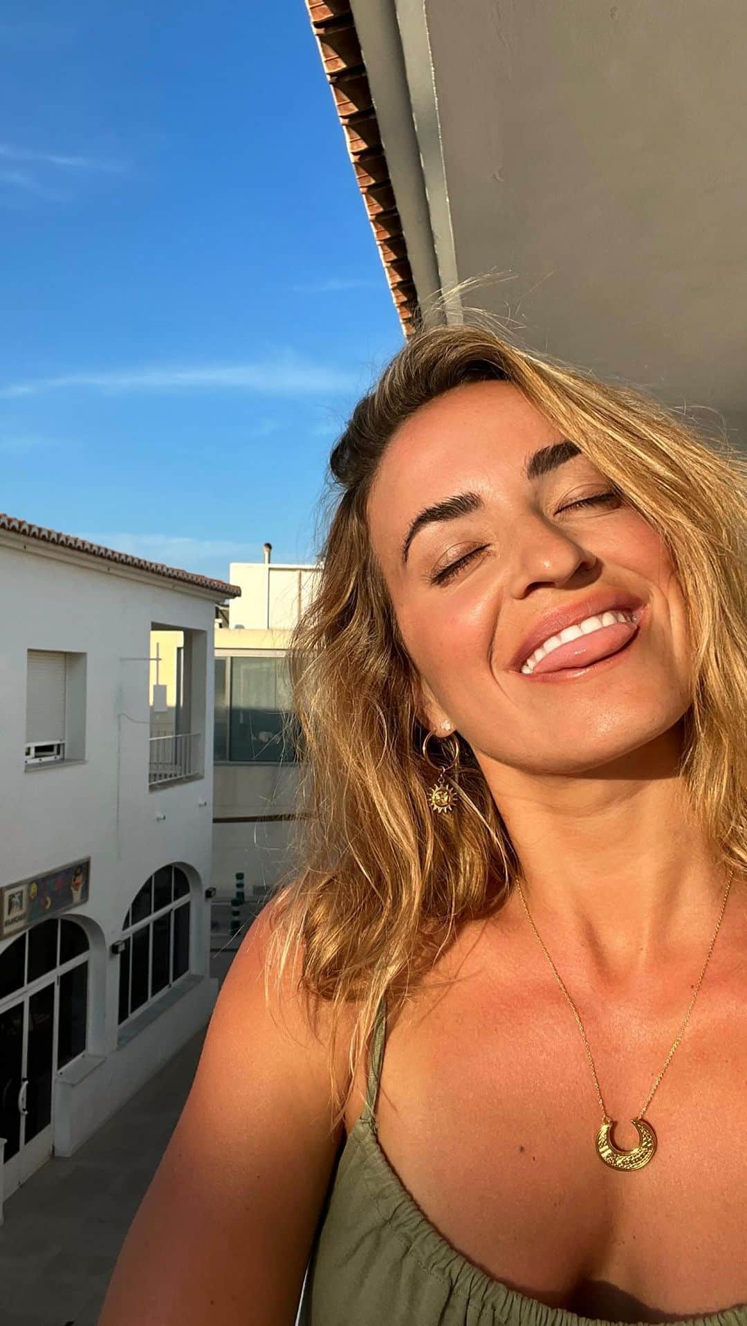 ジェマ・マリンのインスタグラム：「Buenos días desde un pequeño paraíso descubierto 🥰  Voy a disfrutar del día de hoy porque esta semana salgo de Valencia 2 veces y de España 1… Va a ser movidita movidita! 😎  📍 @kikopark_playa   #verano #summer #reels #trend #sunset」