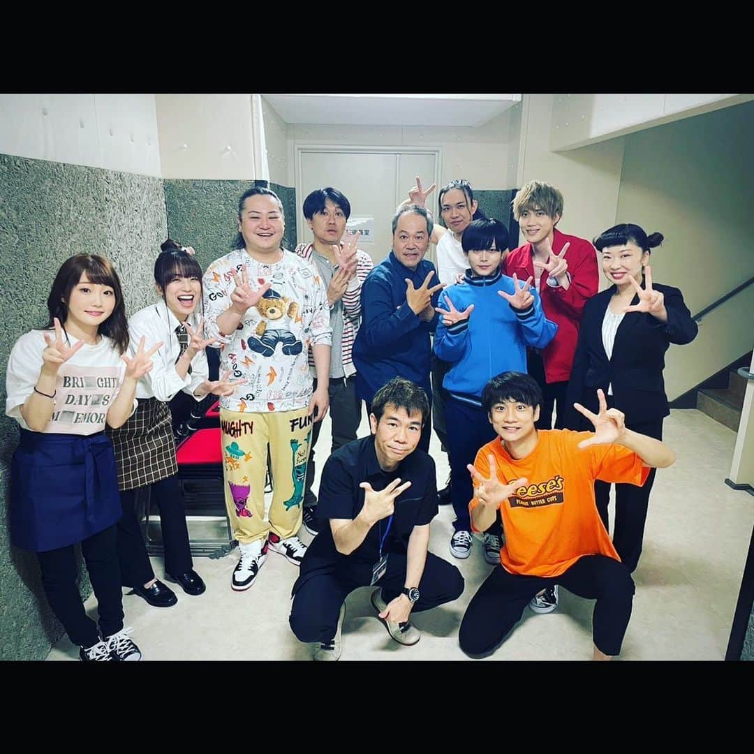 馬場良馬のインスタグラム：「舞台『漫才ギャング-リローデッド-』  全27公演無事に終わりました！！！  沢山のご来場誠に有難うございました。  皆様の笑い声がこの作品を 完成させてくれました！  本当にありがとうございました！！！  あー…。  終わってしまうのは淋しいなぁ…。  本当に楽しかった！！！  本当に素敵なカンパニーで 幸せな時間でした！！！  琳寧が龍平だったから ここまで踏ん張れました！  最高の相方でした！！  支えてくれてありがとう。  本当に本当にありがとうございました！！！」