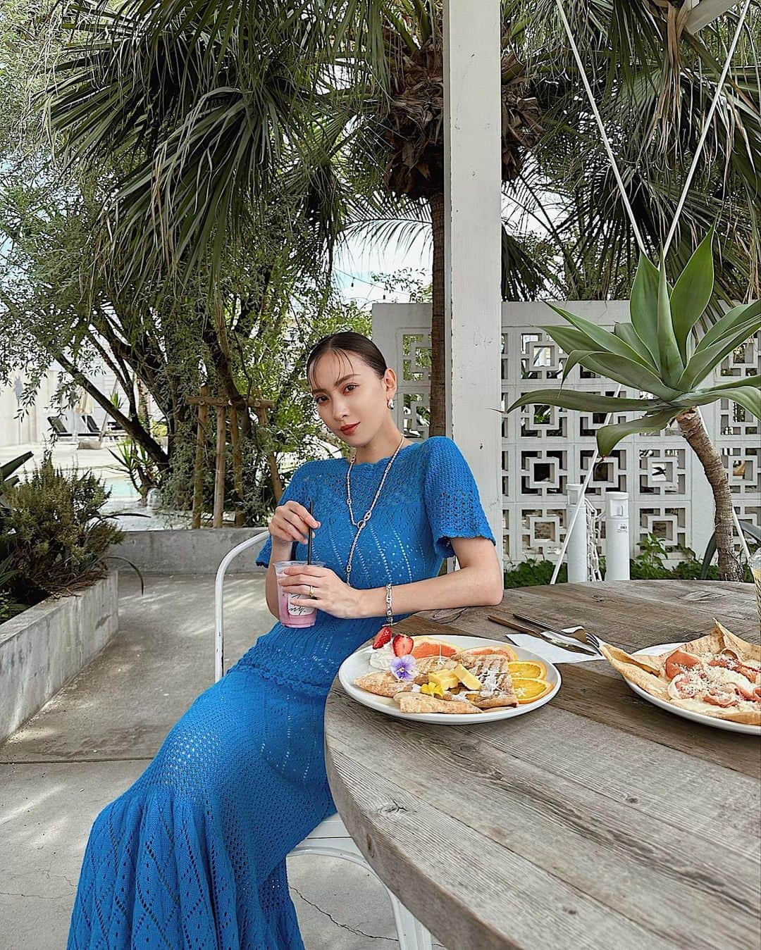 のインスタグラム：「@ambientofficial × ソンイのコラボ服コーデ🩵🌴  クロシェニットマキシワンピースのブルーもお気に入りだし、 アメスリニットタンクトップとソフトオックスファインタックパンツのコーデも鉄板スタイル🖤  6月5日(月)20時〜発売開始です❣️」