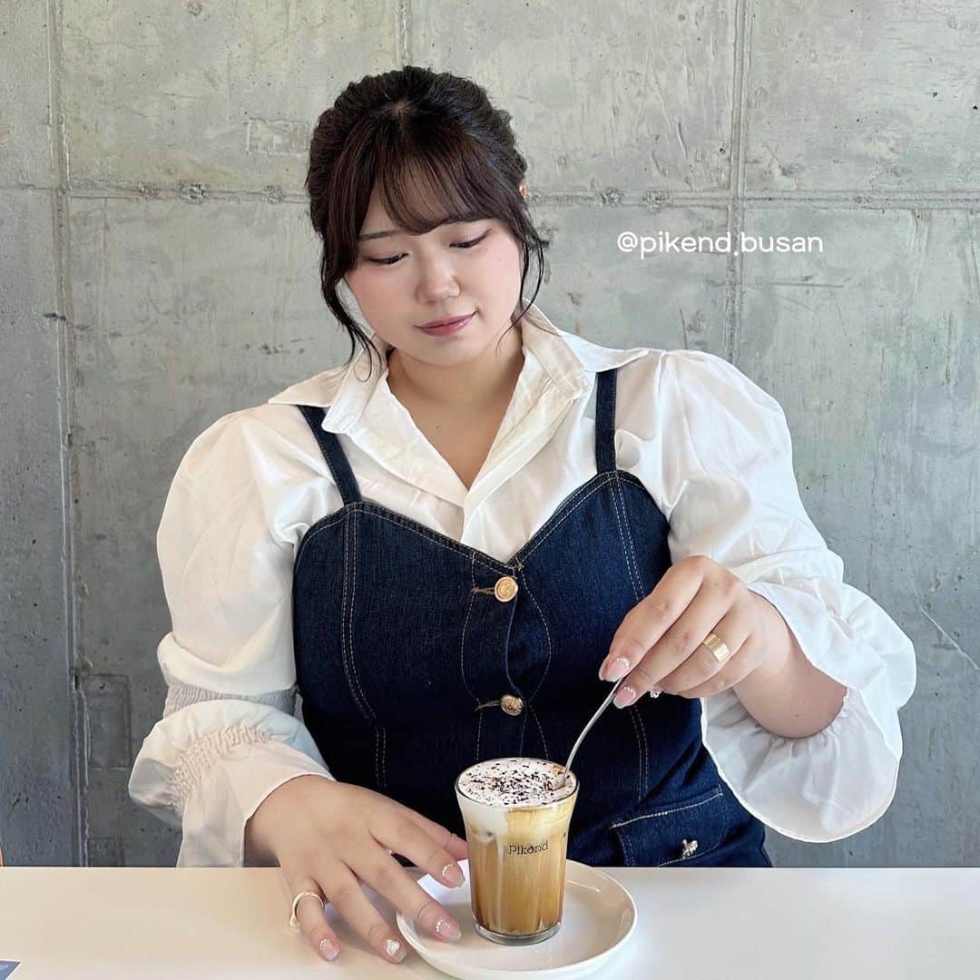 りせともよのインスタグラム：「🩶🩶🩶  onepiece : @chulachula__official    #cafe  #ootd  #ぽっちゃりコーデ」