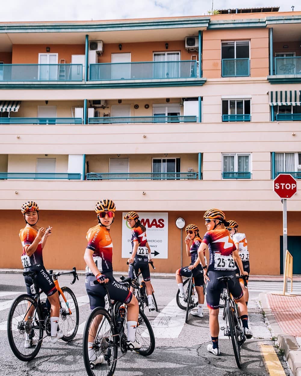 與那嶺恵理のインスタグラム：「Last stage in @vueltaandaluciawomen Only 2 (Barbara & I) left but definitely I race with girls in my heart 🫶🏻  . . survive and help Barbara as much&long as possible 🐒 Just do it, final stage VAMOS 👊🏻 . . 📸: @oskarsbrook  #今日のエリさん　#HumanPoweredHealth」