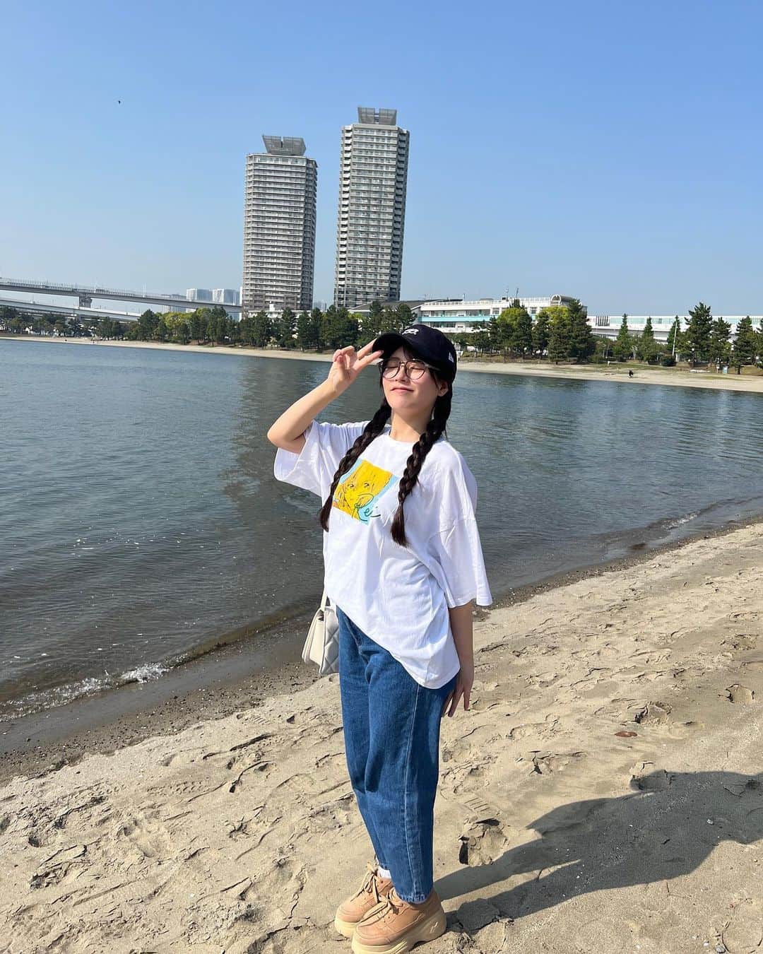ちとせよしののインスタグラム：「ちょっと前におだいばビーチお散歩した時の🏖 ファンの方に頂いた綾波Tお気に入り(*'ω'*)♡  DEXのVRバンジーが想像以上に楽しかったので行った際にはぜひ😹👍🏻  #お台場 #おだいばビーチ #三つ編み #伊達メガネ」