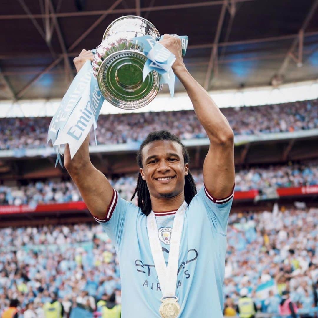 ナタン・アケのインスタグラム：「Good morning 🤩🏆💙 @mancity」