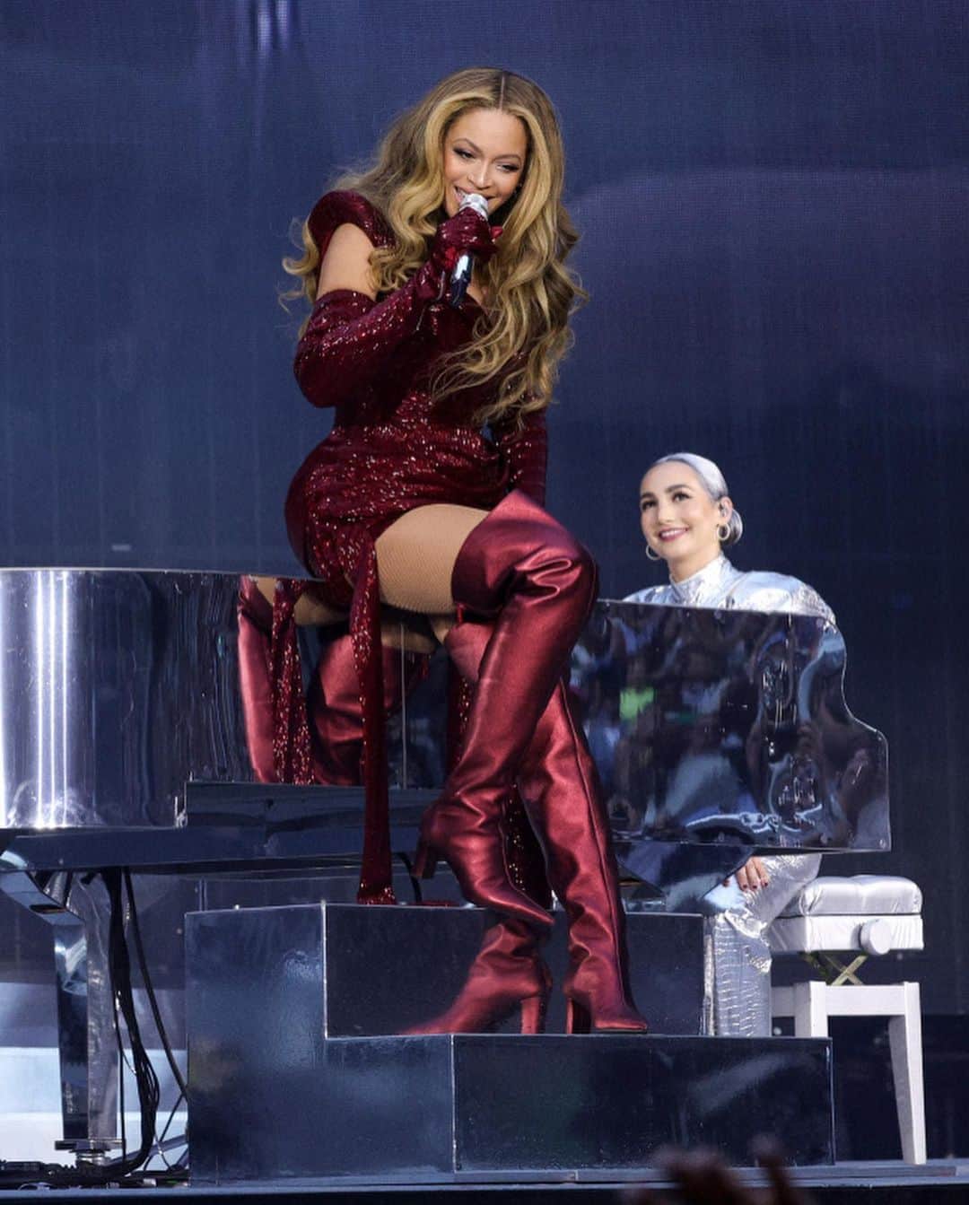 ELLE Czechさんのインスタグラム写真 - (ELLE CzechInstagram)「Turné Beyoncé Renaissance začalo s velkou pompou začátkem tohoto měsíce ve Stockholmu a od té doby nepolevuje. Následuje mu neuvěřitelných 57 stadionových zastávek po celém světě, které fanouškům poskytnou náhled na to, co ještě přijde. Neúnavná Beyoncé se vydává z místa na místo, aby po celých sedmi letech na jevišti poprvé odhalila své úspěšné album před zraky diváků. Impresivní disko stylizovaná show ztvárňuje ženskou sílu i rasovou hrdost a aby se sama Bey hodila ke svému energickému albu, oblékla se do několika nezapomenutelných outfitů, o kterých se bude mluvit ještě dlouho poté, co z pódia sestoupí, aby se odebrala k práci na albu novém.   Čtěte dnes na ELLE.cz.   —— Text: @nicolekudelkova  Foto: @gettyimages   #ReadOnELLE #ELLECzech #ELLE #Fashion #Beyoncé #RenaissanceTour #QueenB #BeyoncéOutfits」6月4日 17時21分 - elleczech
