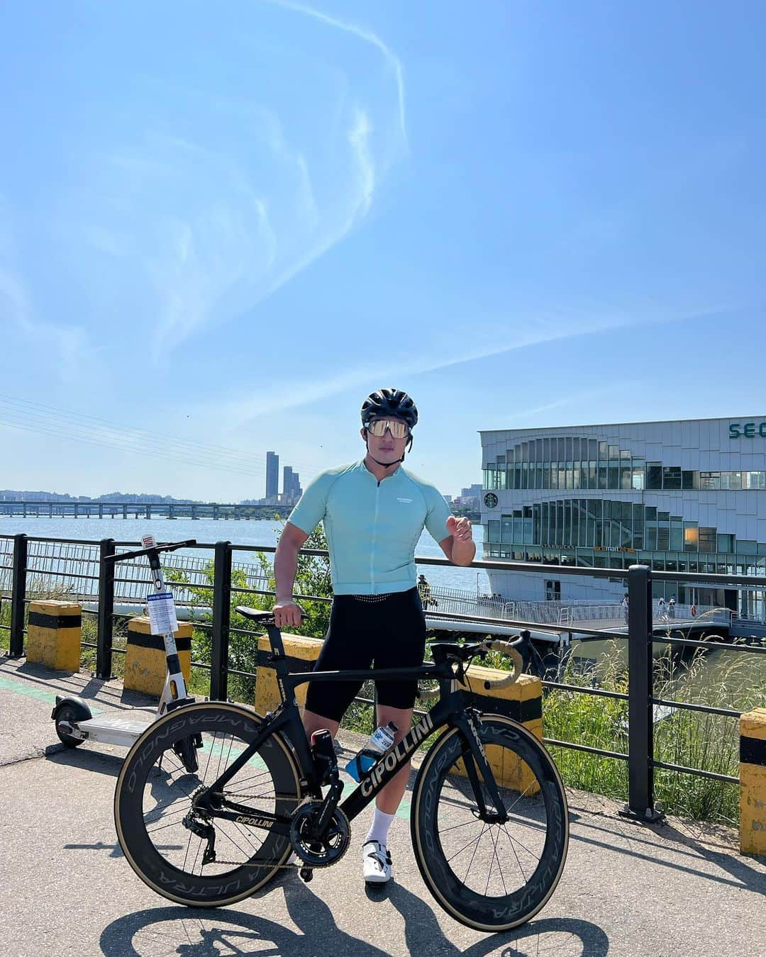 キム・ドンヒョンのインスタグラム：「사이클은 딱 40km만!🚴‍♂️ #자덕 #한강라이딩 #아이유고개왕복」