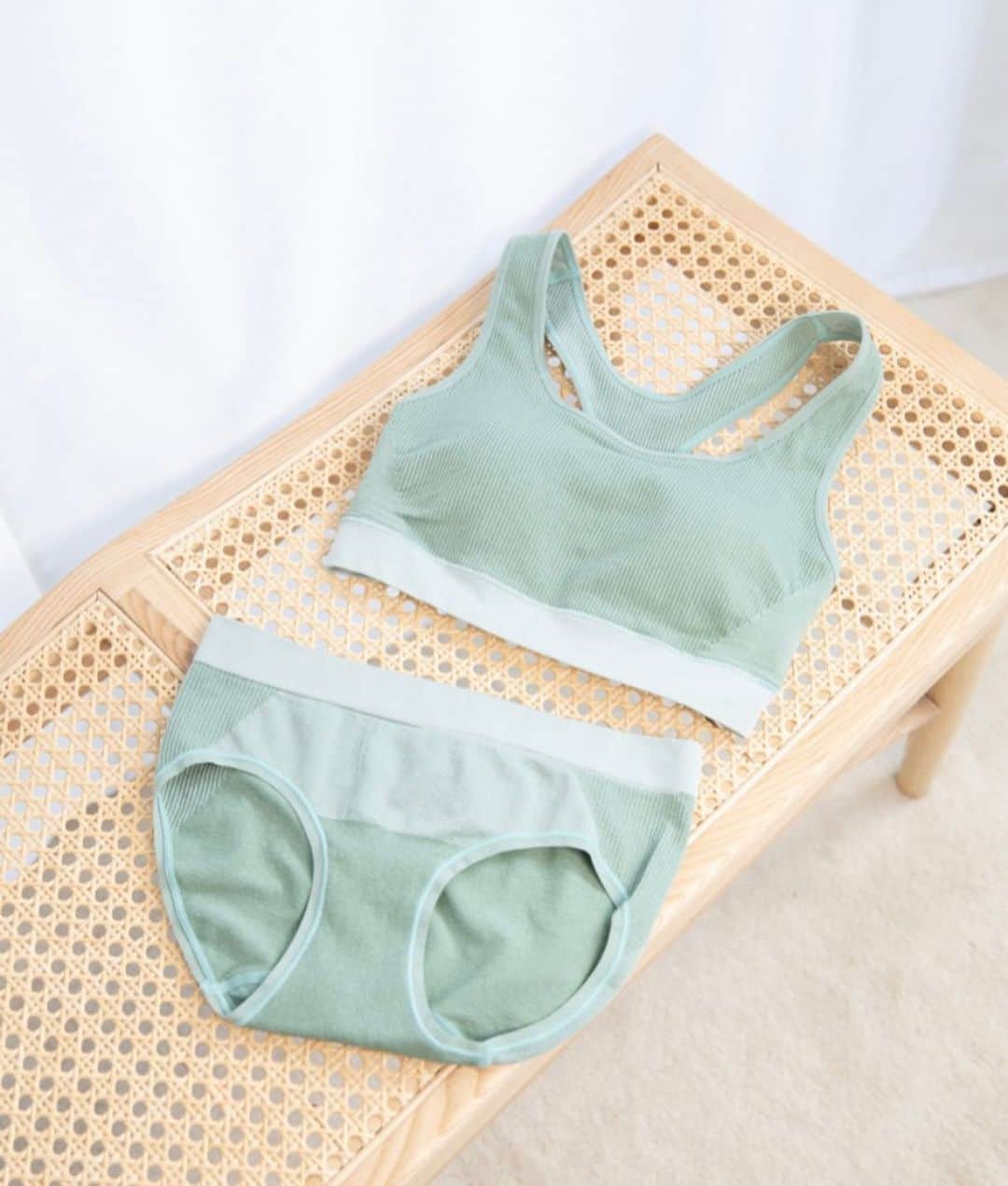 DANSKIN Japanのインスタグラム：「SUSTAINABLE♻️  ダンスキンでは、通年を通して環境活動に取り組んでいます。  店舗で行っている衣類回収はブラのお持ち込みも可能です。 捨てる際にはなにかと気を使うブラですが、店舗にお持ちいただければその場で回収させていただき御礼として500円分のクーポンをプレゼントしています。  ブラの買い替え目安は1年。通常のブラと異なりワイヤーの入っていないスポーツブラは取り換え時期が分かりにくいもの。 アンダーゴムや生地がゆるみ、きちんと身体にフィットしていないとホールド力も低下してしまいます。 アンダーに指が1本くらい入るくらいのフィット感がベストと言われているので目安にしてみてくださいね。  ダンスキンではラン、ヨガ、リラックス用など24時間あなたのライフスタイルをサポートするさまざまなサポートレベル、デザイン、機能性を備えたブラを取り揃えています。 匂いの原因となる雑菌が繁殖しやすい梅雨や夏は抗菌防臭機能を備えたブラがおすすめです。  【抗菌防臭機能付ブラ】 ・DA122903 ALL DAY SUPPORT BRA ￥4,950 ・DA123905 STRETCH SUPPORT BRA ￥4,180 ・DA19903 MESH SUPPOT BRA ￥2,750 ・DA123906 STRETCH LIGHT FIT BRA ￥3,850 ・DC123904 SKINISH BRA ￥4,620  #danskin #danskinjapan #ダンスキン #こころからだ #わたしを生きる」
