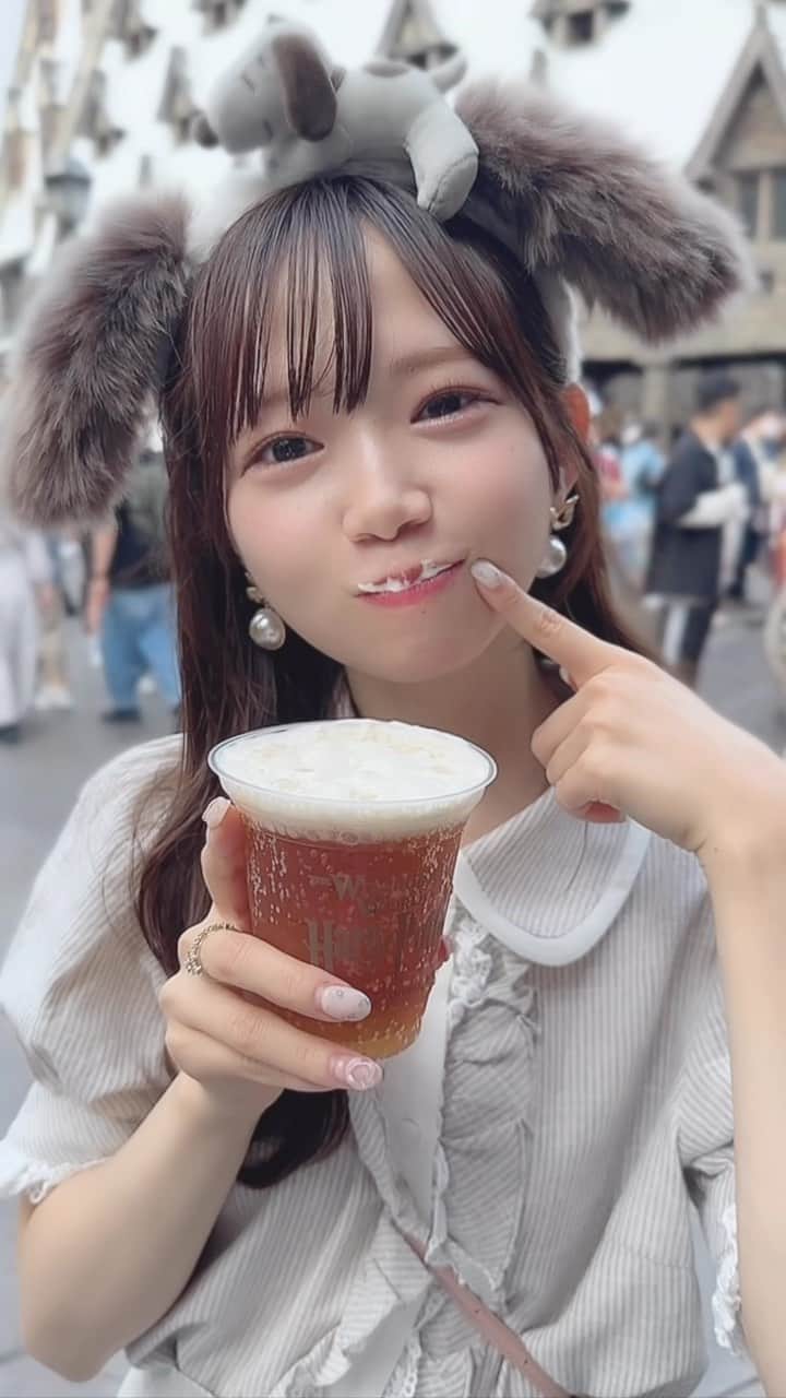 畑美紗起のインスタグラム：「バタービール🧈🍻かわいくのめてる？♡ 見方によっては汚いような、、、、🥹  ユニバの世界観っておもしろいよねえ！！！🌍  わたし、ニンテンドーのところまだ入ったことなくて この日抽選やってみたけど外れちゃった残念（ ; ; ） また次にUSJ行けた時は入れますように💫  動画気に入ってくれたらコメントやいいねしてね💞  おようふく： evelynさんのコラボ服🎀  #usjコーデ #usj #ユニバーサルスタジオジャパン #ユニバ #ユニバコーデ #スヌーピー #バタービール #ハリーポッター #大阪 #大阪観光 #大阪旅行 #畑美紗起 #instagood #me #shooting #universalstudiosjapan #universalstudios」