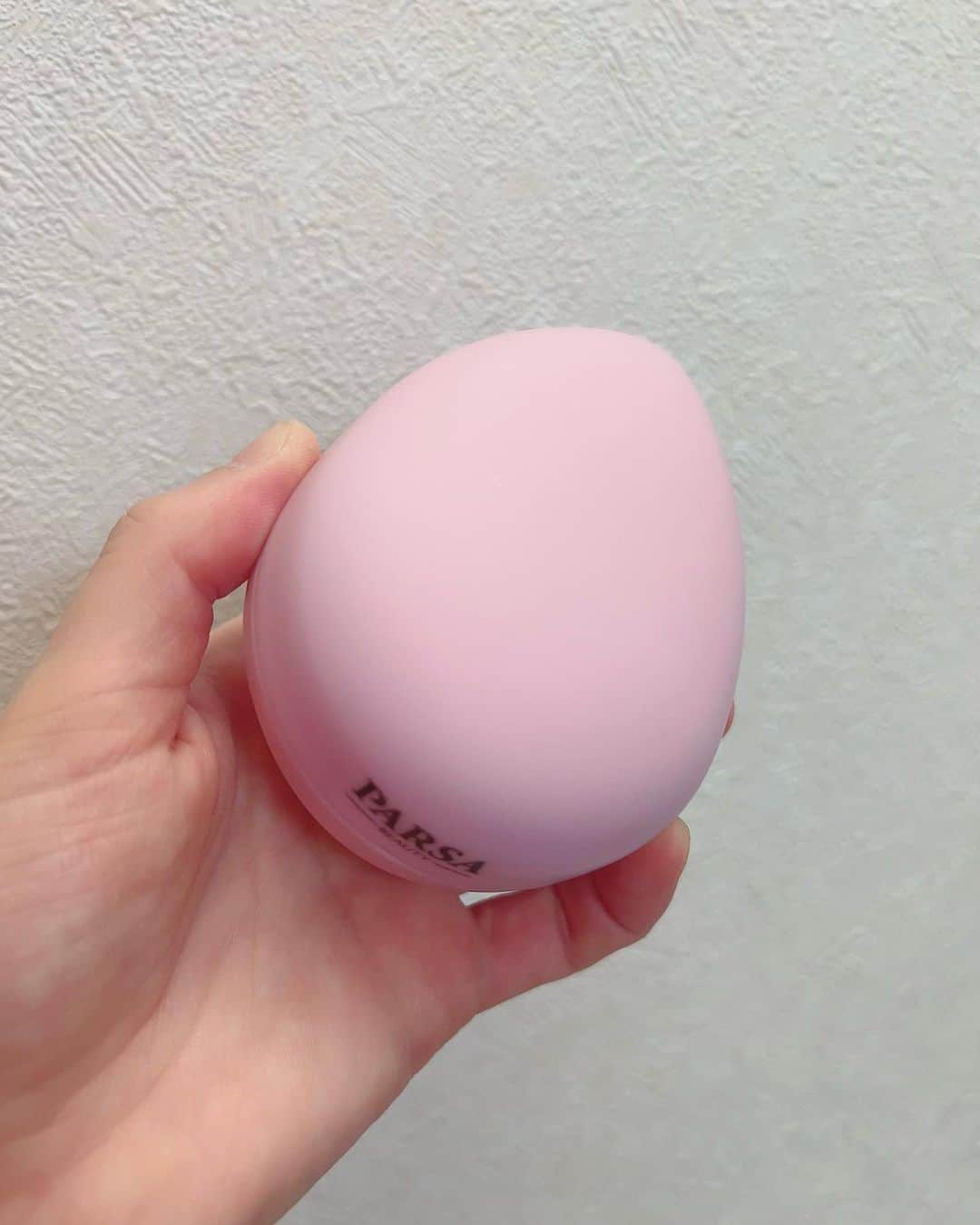 AYUNAさんのインスタグラム写真 - (AYUNAInstagram)「「パーサ　コンパクトブラシ」✨🪞✨  カラーは可愛いパステルカラーのピンクとブルー🩷🩵  ４種類の異なる長さのブラシの毛が、 髪の表面から頭皮まで しっかり届いて髪全体を梳かします。 そのため、剥がれたキューティクルが整いストレートに!!✨✨  持ち運びにも便利🚶‍♀️🎵  フタの内側にミラーがあるので、 髪型の確認やお化粧直しにも活躍しちゃうよ🧚‍♀️🎶  見た目も可愛い玉子型〜🥰🥚🍀  PR @parsa_official2018 #パーサ #パーサヘアブラシ #ヘアブラシおすすめ #ヘアケア商品 #ツヤ髪 #美髪ケア #parsa」6月4日 8時52分 - ayuna_0404