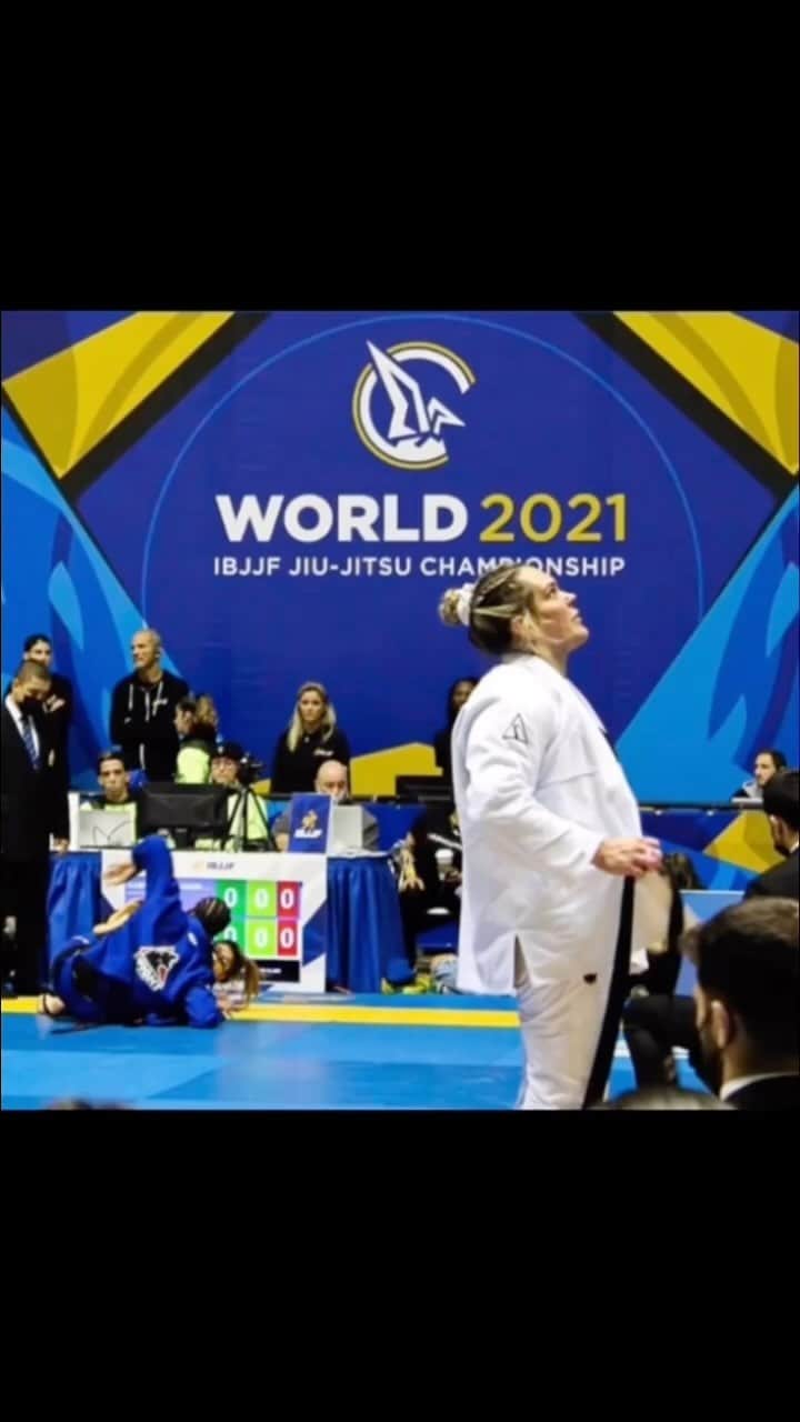 ギャビ・ガルシアのインスタグラム：「Primeiro ano que não estou assistindo ao mundial de jiu jitsu! Queria estar com meu time, meus amigos. mas estou assistindo na tv. vou tentar amanhã ir abraçar e rever meus amigos e dsr suporte a minha família Alliance. Toda dor passa….. . . First year that I’m not watching the jiu jitsu world cup! I wanted to be with my team, my friends. but i’m watching it on tv. I will try tomorrow to hug and see my friends and support my Alliance family. All pain passes.....」