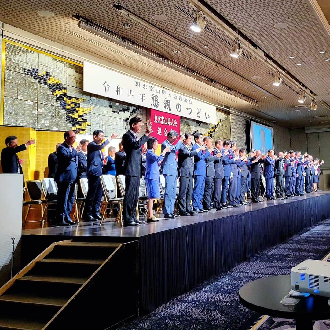 古村勇人さんのインスタグラム写真 - (古村勇人Instagram)「昨年の東京富山県人会では、北京パラリンピックにて日本選手団の旗手を務め、クロスカントリースキー男子クラシカル20km（立位）にて金メダルを獲得した川除大輝（かわよけ・たいき）さんともお会いすることができました。  光栄にも金メダルに触らせて頂いたのですが、手にした途端にビックリ！努力の結晶としての重みはもちろん、メダルの重量って本当にずっしりと重いんですよ。  川除選手は生まれつき両手足の中指と人差し指がないため、ストックを握ることができません。それでも、まるでスピードスケーターのように大きく両手を振って踏み込み、人並外れた強い体幹と瞬発力で雪の上を突き進みます。  その姿から一転。会場ではずっとニコニコしていて、どんな人にも謙虚で気さくに振る舞うギャップにすっかりファンになりました。まさに人間性も金メダル級のアスリートです！  その他、元関脇の琴ケ梅さん、シンガーソングライターの水越ユカちゃん、演歌歌手のつかさ学君、ミュージカル女優のしらたまなちゃん、津軽三味線奏者の椿俊太郎君など、うれしい再会から新しい出会いが続きました。  そんな東京富山県人会、今年はいよいよ6月6日（火）に開催決定！三回連続で司会を担当させて頂けることは、富山県人としての誇りです。  富山出身やゆかりのある方はもちろん、繋がりはなくとも富山が大好きだという方もぜひ一緒に乾杯しましょう！まだ間に合いますので、ご興味ある方はDMにてご連絡をお待ちしております。  東京富山県人会「令和5年 懇親のつどい」 2022年6月6日（火） 受付 14:30〜　開会 17:00 東京・ホテルニューオータニ「鶴の間」 会費 10,000円（お食事・お土産付き）  #古村勇人 #川除大輝 #琴ケ梅 #水越ユカ #つかさ学 #しらたまな #椿俊太郎 #東京富山県人会 #東京 #富山 #富山県人会 #県人会 #北京パラリンピック #パラリンピック #オリンピック #クロスカントリー #スキー #金メダル #金メダリスト #努力 #体幹 #雪 #アスリート #相撲 #シンガーソングライター #演歌 #ミュージカル #津軽三味線 #司会 #ホテルニューオータニ」6月4日 9時00分 - hayato.furumura