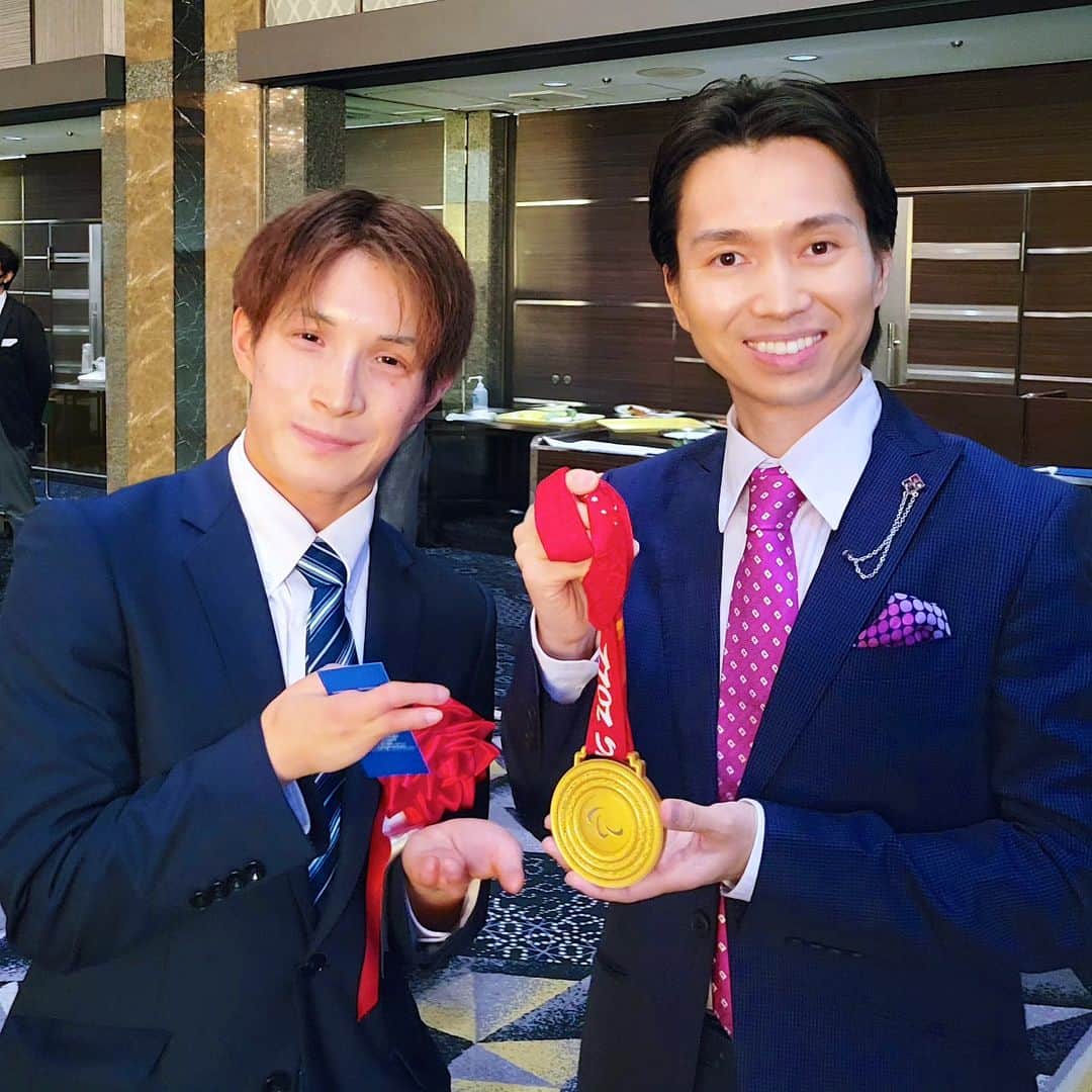 古村勇人さんのインスタグラム写真 - (古村勇人Instagram)「昨年の東京富山県人会では、北京パラリンピックにて日本選手団の旗手を務め、クロスカントリースキー男子クラシカル20km（立位）にて金メダルを獲得した川除大輝（かわよけ・たいき）さんともお会いすることができました。  光栄にも金メダルに触らせて頂いたのですが、手にした途端にビックリ！努力の結晶としての重みはもちろん、メダルの重量って本当にずっしりと重いんですよ。  川除選手は生まれつき両手足の中指と人差し指がないため、ストックを握ることができません。それでも、まるでスピードスケーターのように大きく両手を振って踏み込み、人並外れた強い体幹と瞬発力で雪の上を突き進みます。  その姿から一転。会場ではずっとニコニコしていて、どんな人にも謙虚で気さくに振る舞うギャップにすっかりファンになりました。まさに人間性も金メダル級のアスリートです！  その他、元関脇の琴ケ梅さん、シンガーソングライターの水越ユカちゃん、演歌歌手のつかさ学君、ミュージカル女優のしらたまなちゃん、津軽三味線奏者の椿俊太郎君など、うれしい再会から新しい出会いが続きました。  そんな東京富山県人会、今年はいよいよ6月6日（火）に開催決定！三回連続で司会を担当させて頂けることは、富山県人としての誇りです。  富山出身やゆかりのある方はもちろん、繋がりはなくとも富山が大好きだという方もぜひ一緒に乾杯しましょう！まだ間に合いますので、ご興味ある方はDMにてご連絡をお待ちしております。  東京富山県人会「令和5年 懇親のつどい」 2022年6月6日（火） 受付 14:30〜　開会 17:00 東京・ホテルニューオータニ「鶴の間」 会費 10,000円（お食事・お土産付き）  #古村勇人 #川除大輝 #琴ケ梅 #水越ユカ #つかさ学 #しらたまな #椿俊太郎 #東京富山県人会 #東京 #富山 #富山県人会 #県人会 #北京パラリンピック #パラリンピック #オリンピック #クロスカントリー #スキー #金メダル #金メダリスト #努力 #体幹 #雪 #アスリート #相撲 #シンガーソングライター #演歌 #ミュージカル #津軽三味線 #司会 #ホテルニューオータニ」6月4日 9時00分 - hayato.furumura