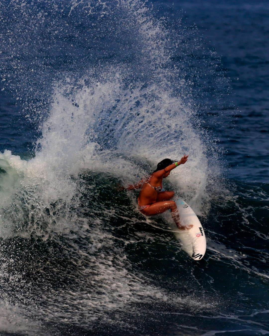 前田マヒナのインスタグラム：「Tough and close but it’s all good 🫶 Head up and everything happens for a reason 🤍🤍 @isasurfing @naminori_japan   今日はRound3 うまくいけなくてでも次もありますのでがんばります🤙🫡」