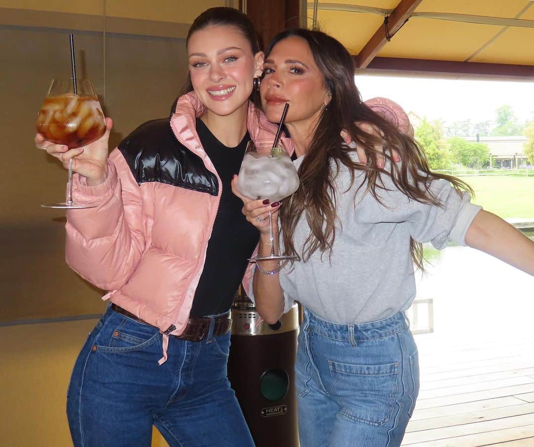 ニコラ・ペルツのインスタグラム：「So much fun being with everyone! 💖🌿🥘🧺😌 love you all so much!」