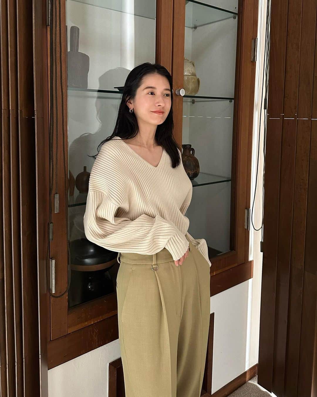 のインスタグラム：「おはようございます⚪️全色欲しいくらいオススメなVネックニット🧶  ゆったりとした袖周りとシェイプした腰回りのコントラストが女性らしさを演出してくれるニットトッ プスです。しっかりと伸縮性もあり素肌の上からでも着やすい柔らかな肌触りのコットン混の糸を使用しているので着心地もよくとてもオススメな一枚です⚪️ メンズライクなボトムとかに合わせて着たいなぁと思って作りました♡ 白と黒はマストバイアイテムです😊 顔周りもすごく綺麗にすっきりと見えるので、 是非checkしてみてね♡ #clane #clane23awpreorder」
