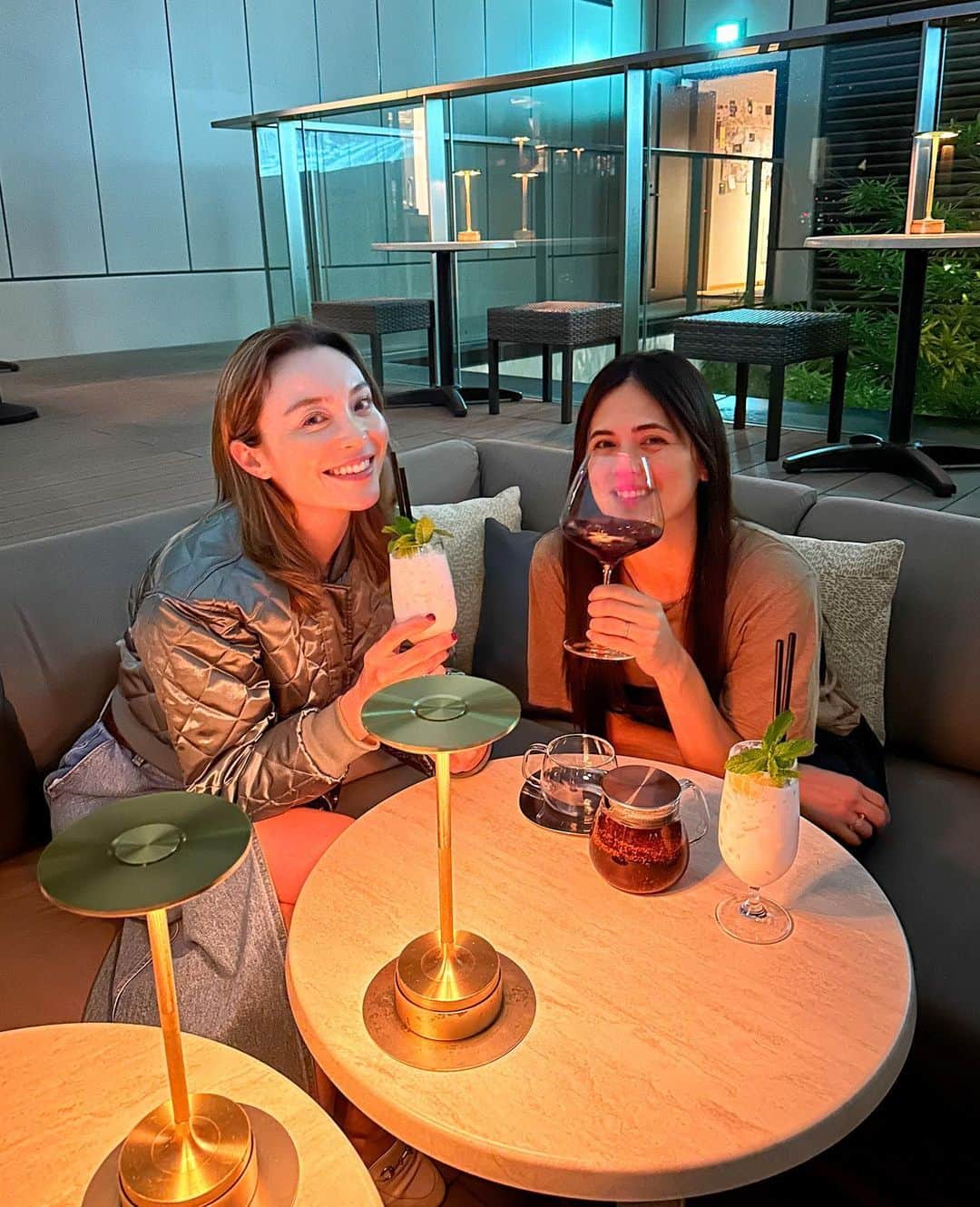 エミ・マイヤーのインスタグラム：「Congrats @PriscillaAhn on a successful tour of Japan and your beautiful new album “A BETTER PLACE”  I walked up to you at Fuji Rock over a decade ago and can’t believe the experiences we’ve gathered over the years. Our late night trip down memory lane revealed dinner parties, studio sessions, letting me crash at your place, birthing advice, immaturity turning into growth .. the different experiences we’ve shared and you’ve helped me through.. I’m grateful for the way our friendship has grown, and am forever indebted for the patience and insight you’ve given me over the years! If I can start paying you back in rooibos and wine, so be it for years to come! 🫖 🍷 🗼」