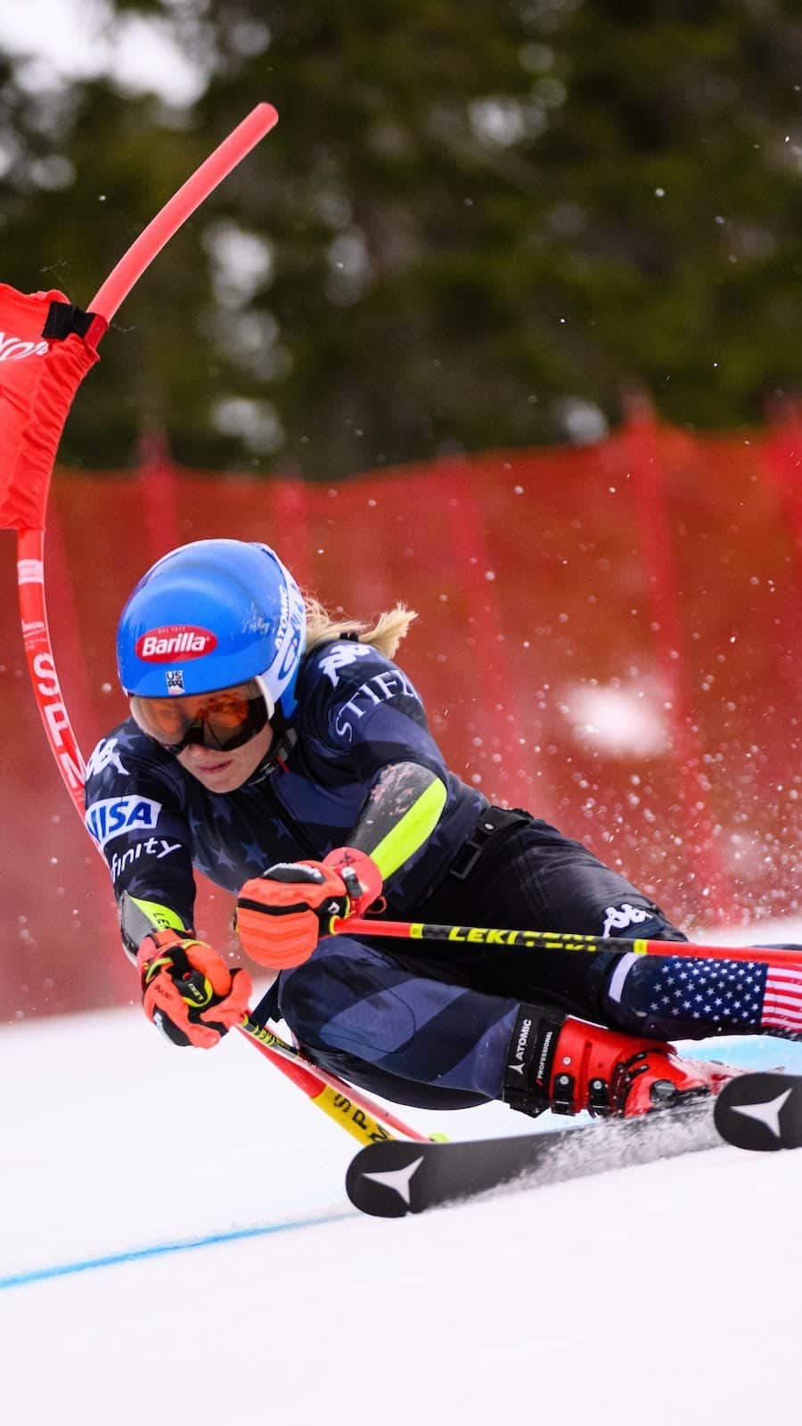 ミカエラ・シフリンのインスタグラム：「Blue skies, hard snow, skiing… what more can a girl hope for?   (Weird side note but can anyone tell me how to *not* end that sentence/question with a preposition?)  ((📸: @wilhelmvisualworks // @ikonpass)) #stifelusskiteam」
