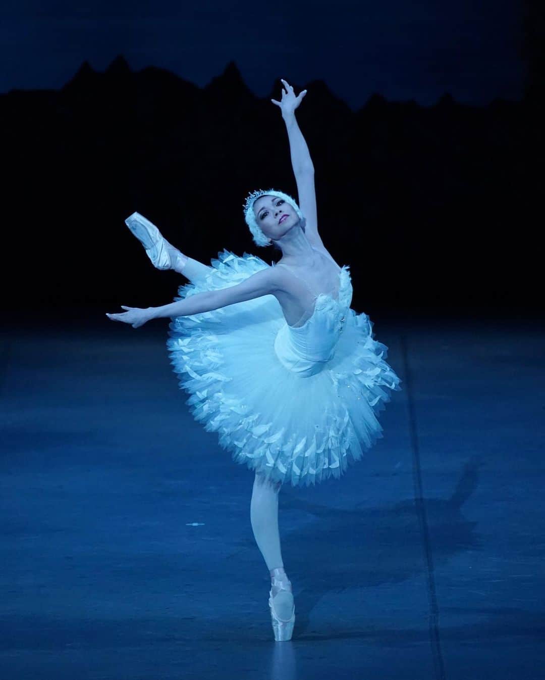 上野水香さんのインスタグラム写真 - (上野水香Instagram)「In a week…. International ballet star gala 2023 in Taipei   @artwave.tw   台湾、後一週間です。 ラ・バヤデールのソロと白鳥の湖のグランアダージオを踊って来ます🐍🦢  この前のローザンヌのガラで会ったダンサーもいるし、このような公演に出て思うのが、この世界小さいな、って。 みんな言ってる。 国境超えて広いんだけど、、 実は小さくてダンスへの思いで皆つながってる。  出演の皆さんの踊り、楽しみです。 自分らしく踊ってこよう🇯🇵」6月4日 9時41分 - mizukaueno