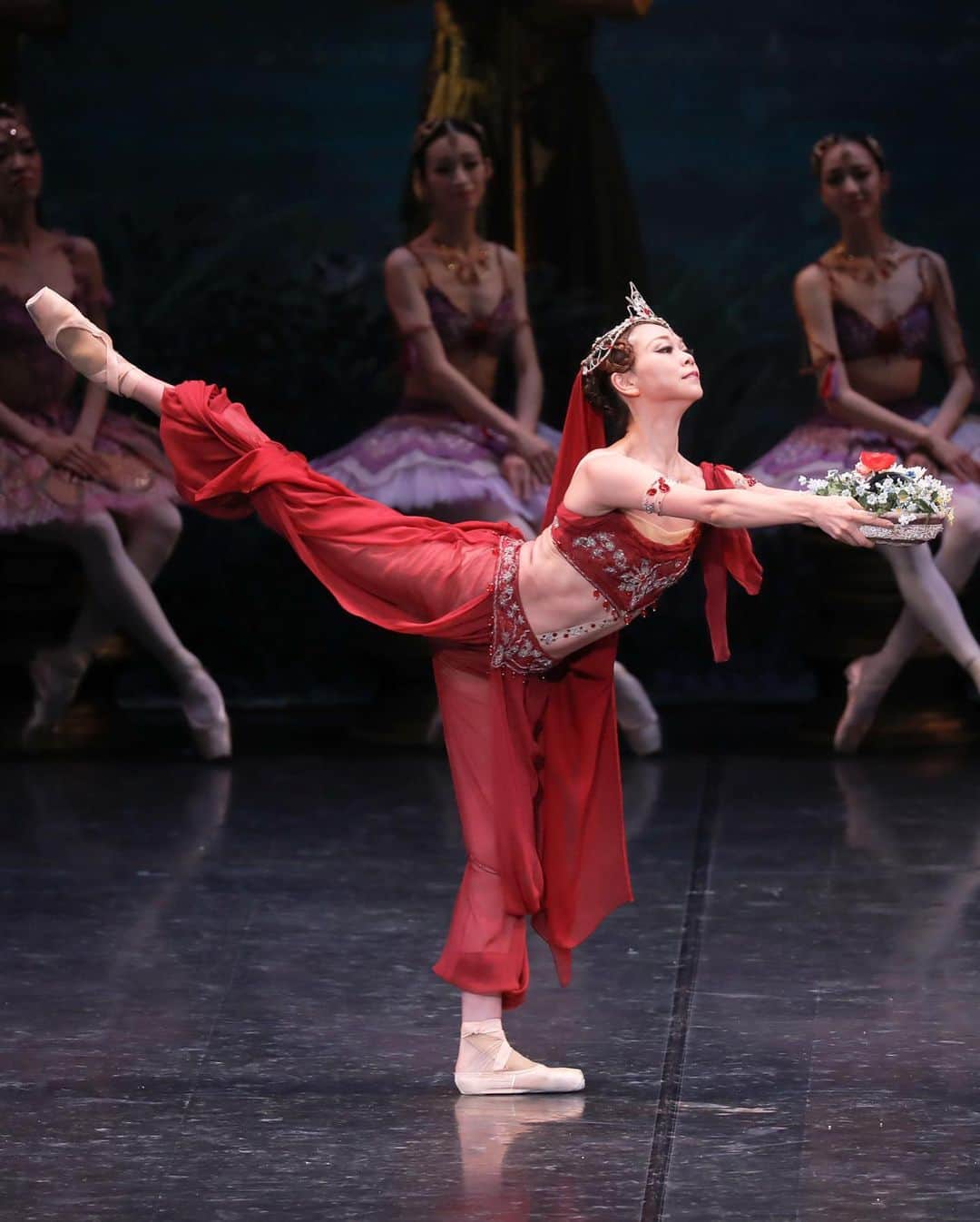 上野水香さんのインスタグラム写真 - (上野水香Instagram)「In a week…. International ballet star gala 2023 in Taipei   @artwave.tw   台湾、後一週間です。 ラ・バヤデールのソロと白鳥の湖のグランアダージオを踊って来ます🐍🦢  この前のローザンヌのガラで会ったダンサーもいるし、このような公演に出て思うのが、この世界小さいな、って。 みんな言ってる。 国境超えて広いんだけど、、 実は小さくてダンスへの思いで皆つながってる。  出演の皆さんの踊り、楽しみです。 自分らしく踊ってこよう🇯🇵」6月4日 9時41分 - mizukaueno