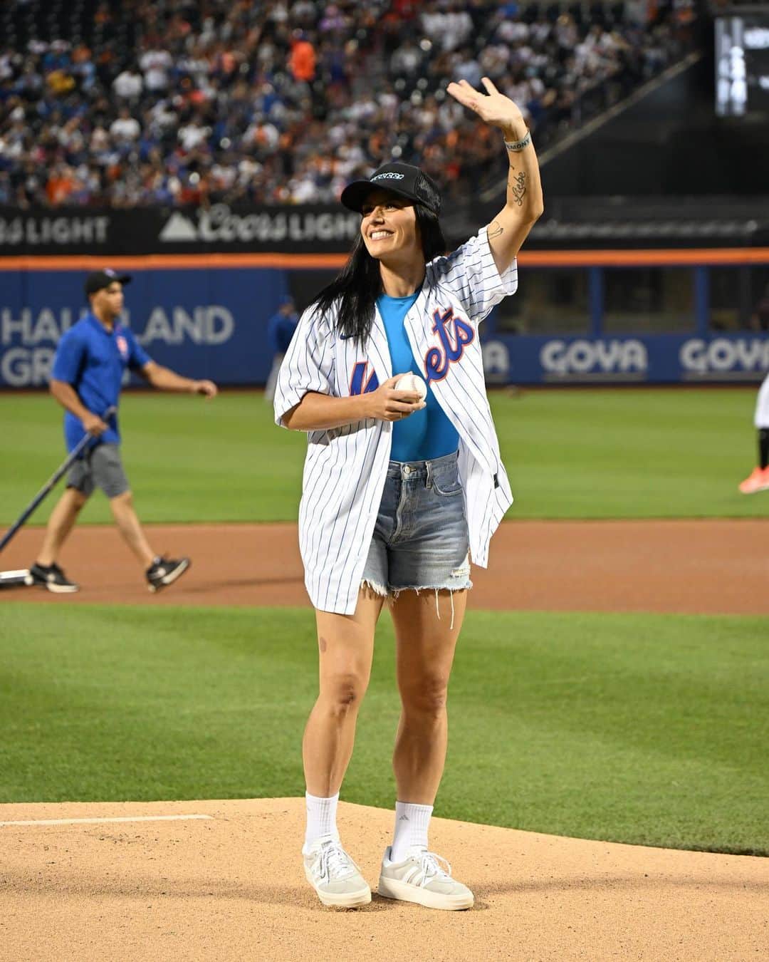 アリ・クリーガーのインスタグラム：「Thank you for the invite, @mets 🫶🏽🥰  I for sure “cold-armed it,” but it was lit.  #FromTheMound」