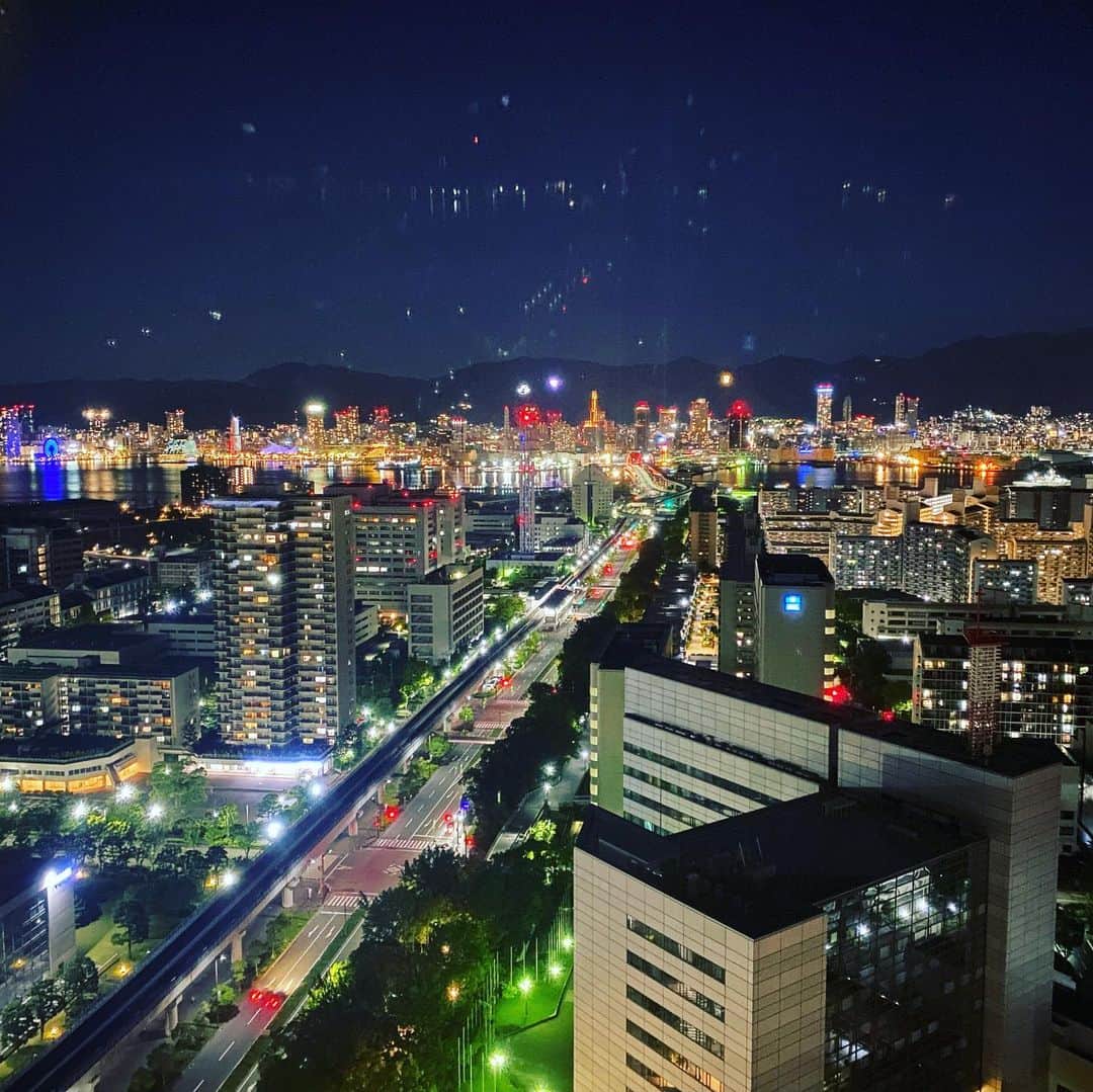 小林希さんのインスタグラム写真 - (小林希Instagram)「神戸ポートピアホテル30階からの眺め^_^✨ 昨夜、台風による影響で新幹線の移動が本当に大変でして、くたくたになってしまったけれど、ポートピアホテルのバーでホッとひと息☺️ 夜景があまりに綺麗で、しばし惚けてしまった。 今朝は台風一過かな、すっかり晴れてくれて、イベントの内容も全て予定通りに実施できそうです🙌  本日ご参加される皆さま、お気をつけて＆楽しみましょう❣️  @kobe_portopiahotel   #神戸ポートピアホテル #船旅 #宮崎カーフェリー #船旅 #神戸 #ポートアイランド」6月4日 9時45分 - nozokoneko
